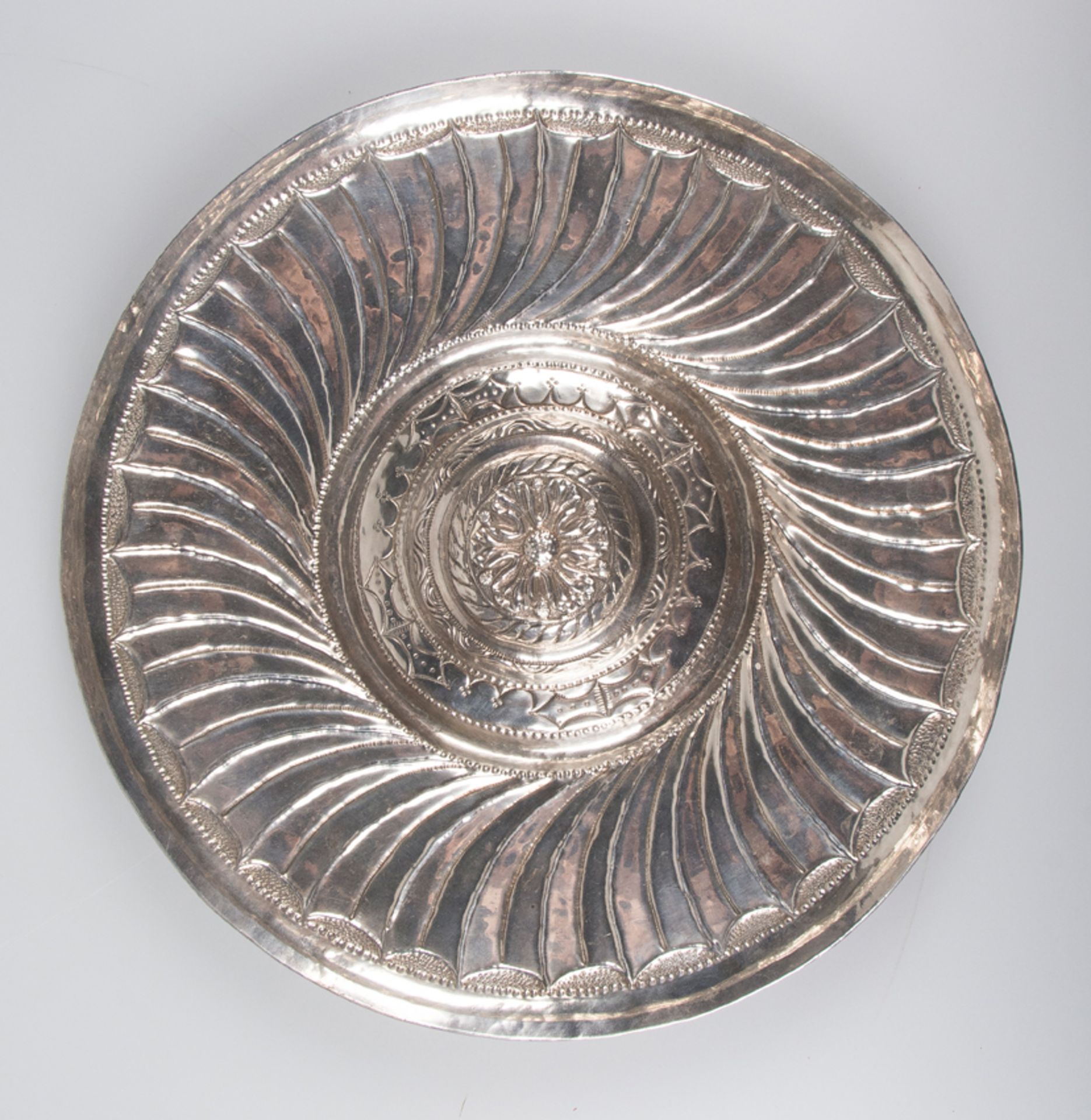 Embossed and chased Spanish silver tray. 16th century. - Image 2 of 4