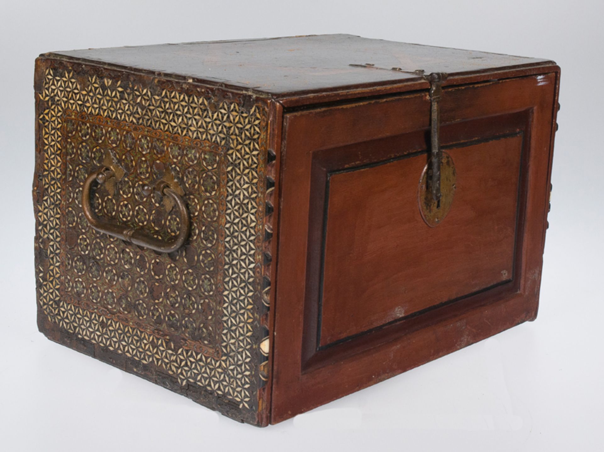 Imposing, wooden Nazarid chest with inlay in bone and contrasting woods. Early 16th century and end - Image 4 of 8