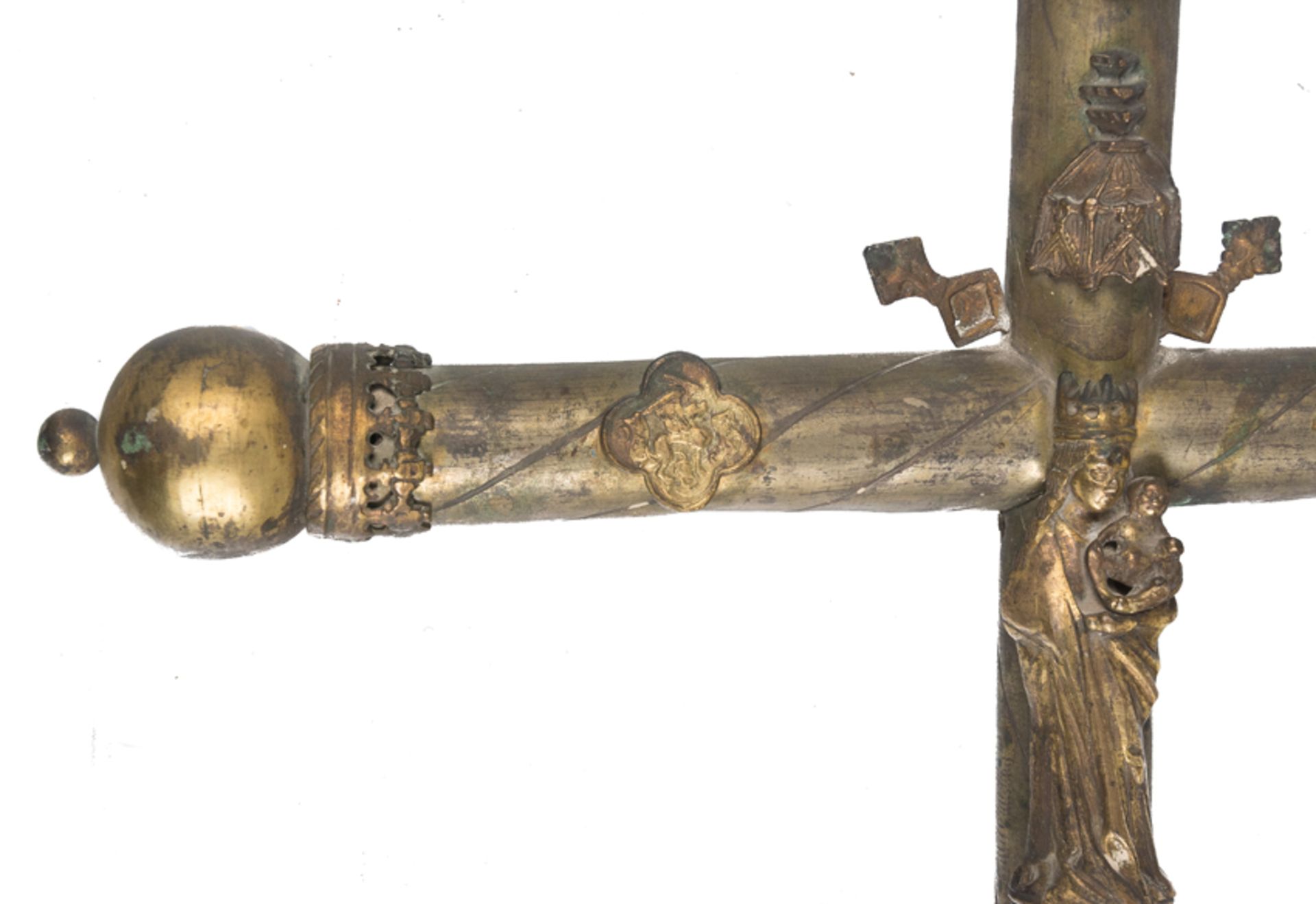 Gilded copper cross with figures and enamels affixed to it. Spain. Late Gothic. Circa 1500. - Image 6 of 11