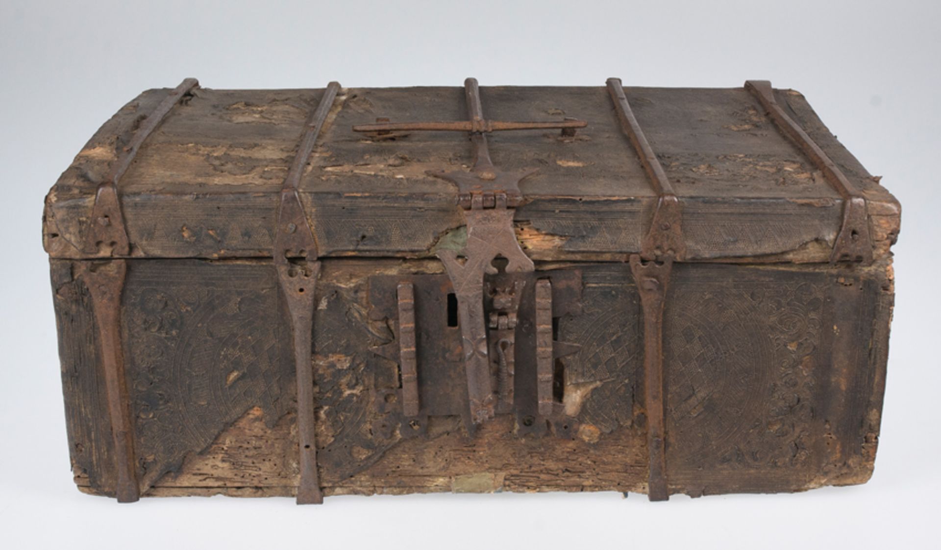 Leather-covered wooden box with iron fittings. Gothic. 15th century. - Image 2 of 5