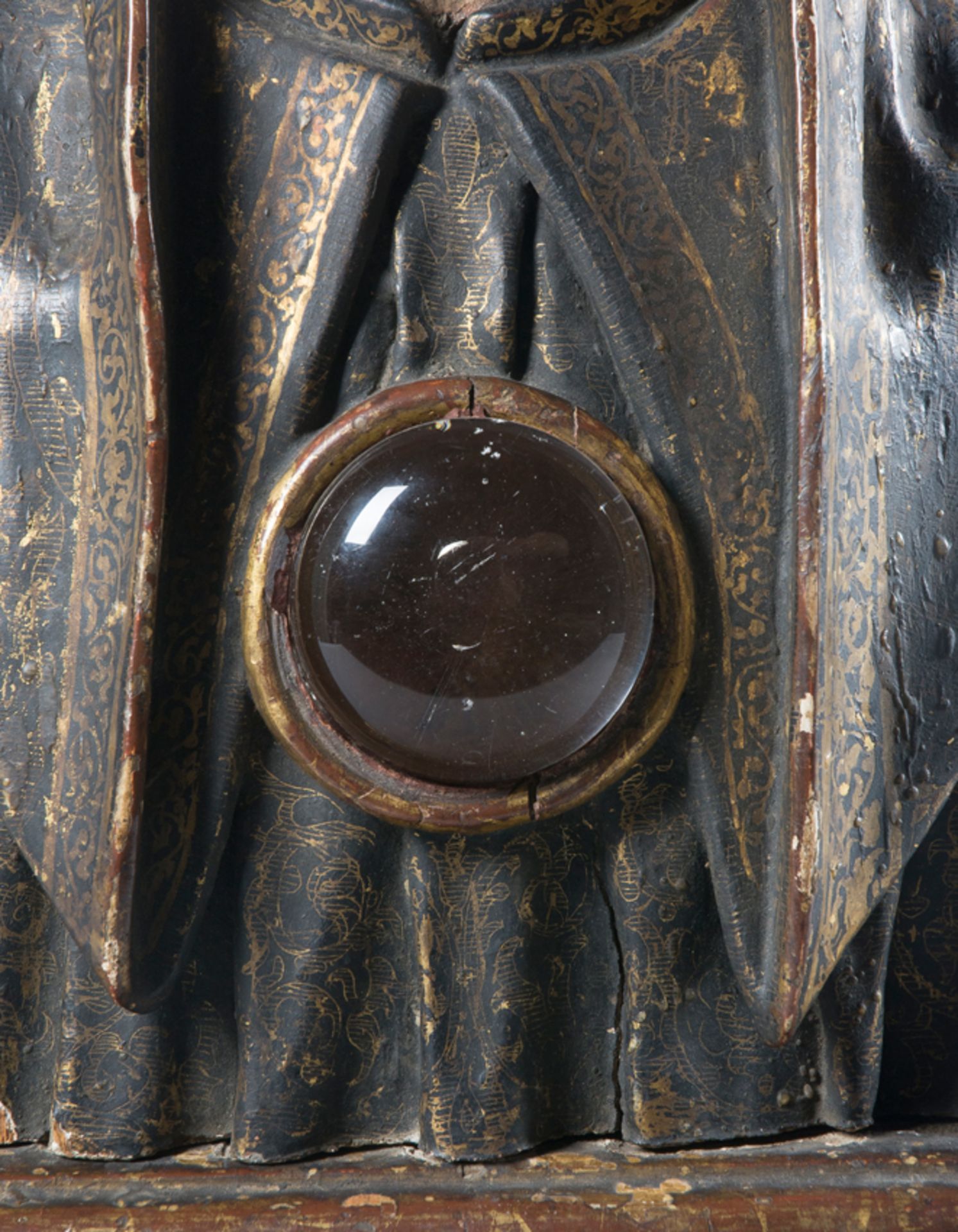 "Reliquary bust of a saint". Carved, gilded and polychromed wooden sculpture, with a large, central - Image 4 of 10