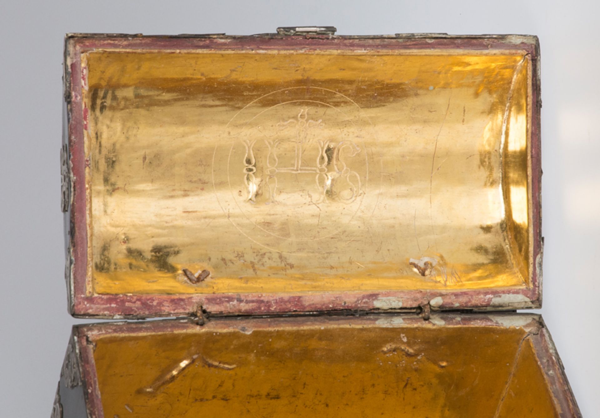 Imposing wooden box covered in tortoiseshell with silver applications.Colonial. Mexico.18th centu. - Image 5 of 10