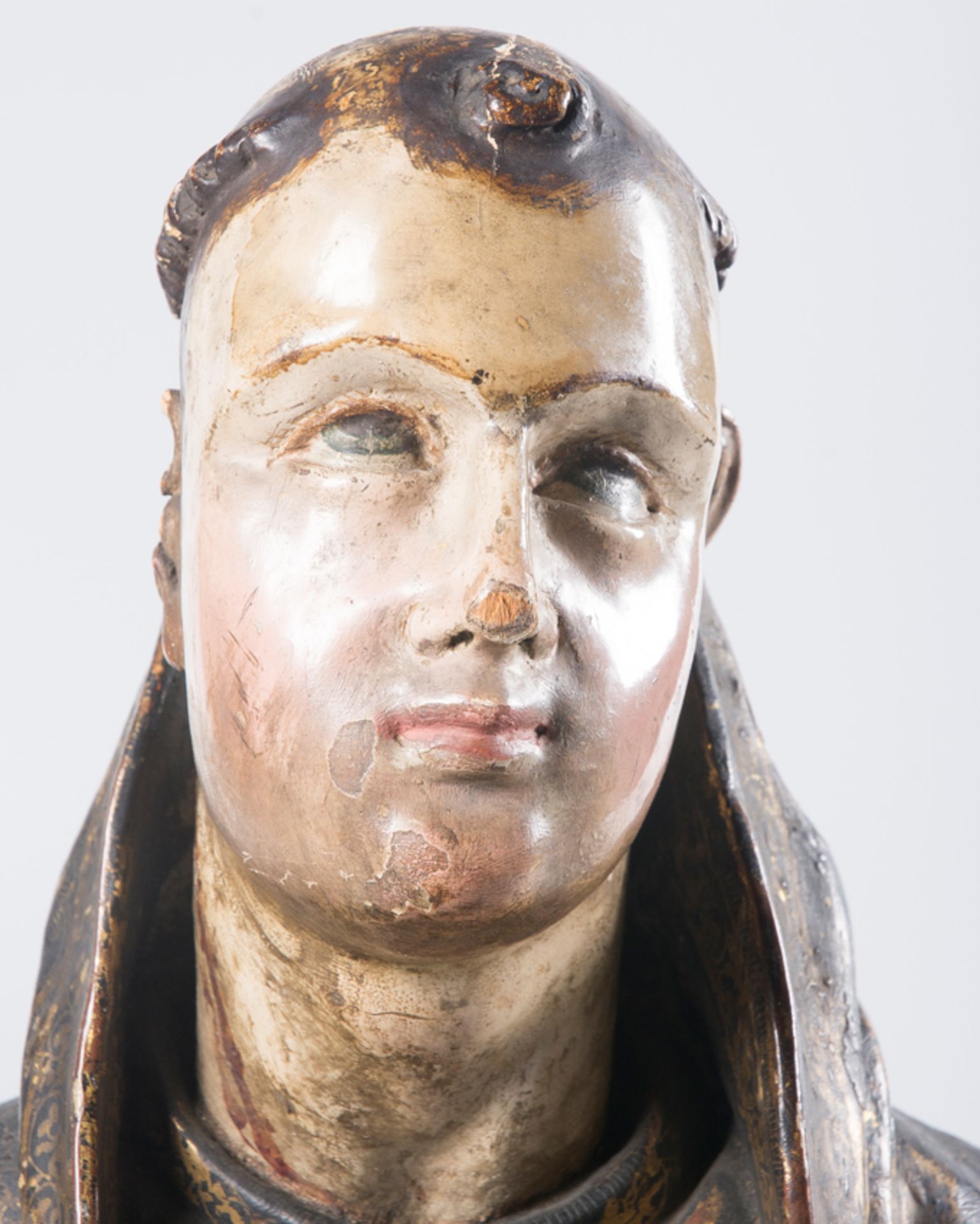 "Reliquary bust of a saint". Carved, gilded and polychromed wooden sculpture, with a large, central - Image 5 of 10