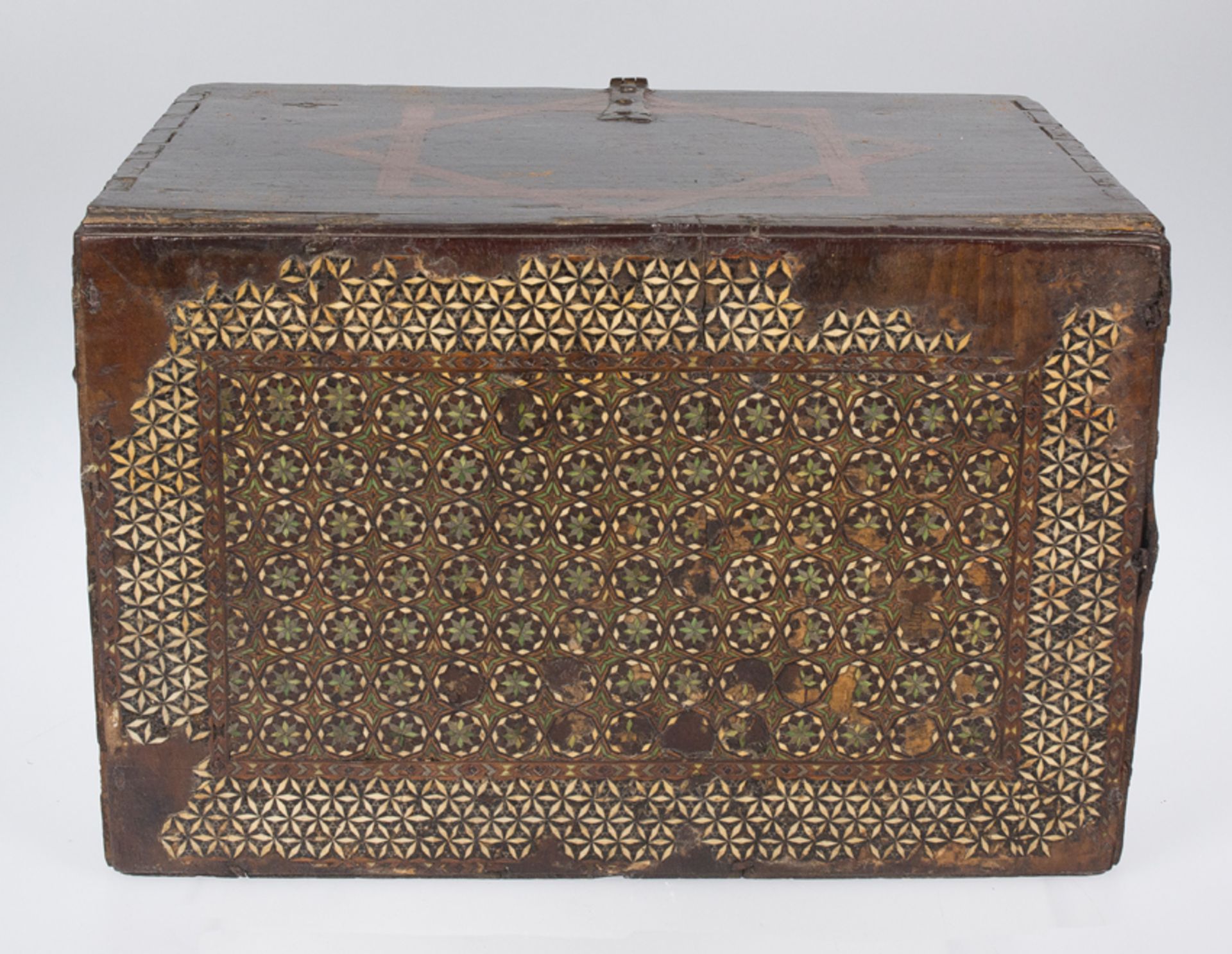 Imposing, wooden Nazarid chest with inlay in bone and contrasting woods. Early 16th century and end - Image 6 of 8