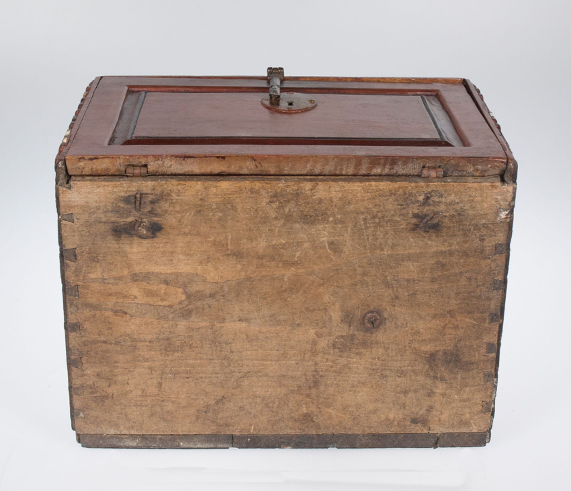 Imposing, wooden Nazarid chest with inlay in bone and contrasting woods. Early 16th century and end - Image 8 of 8