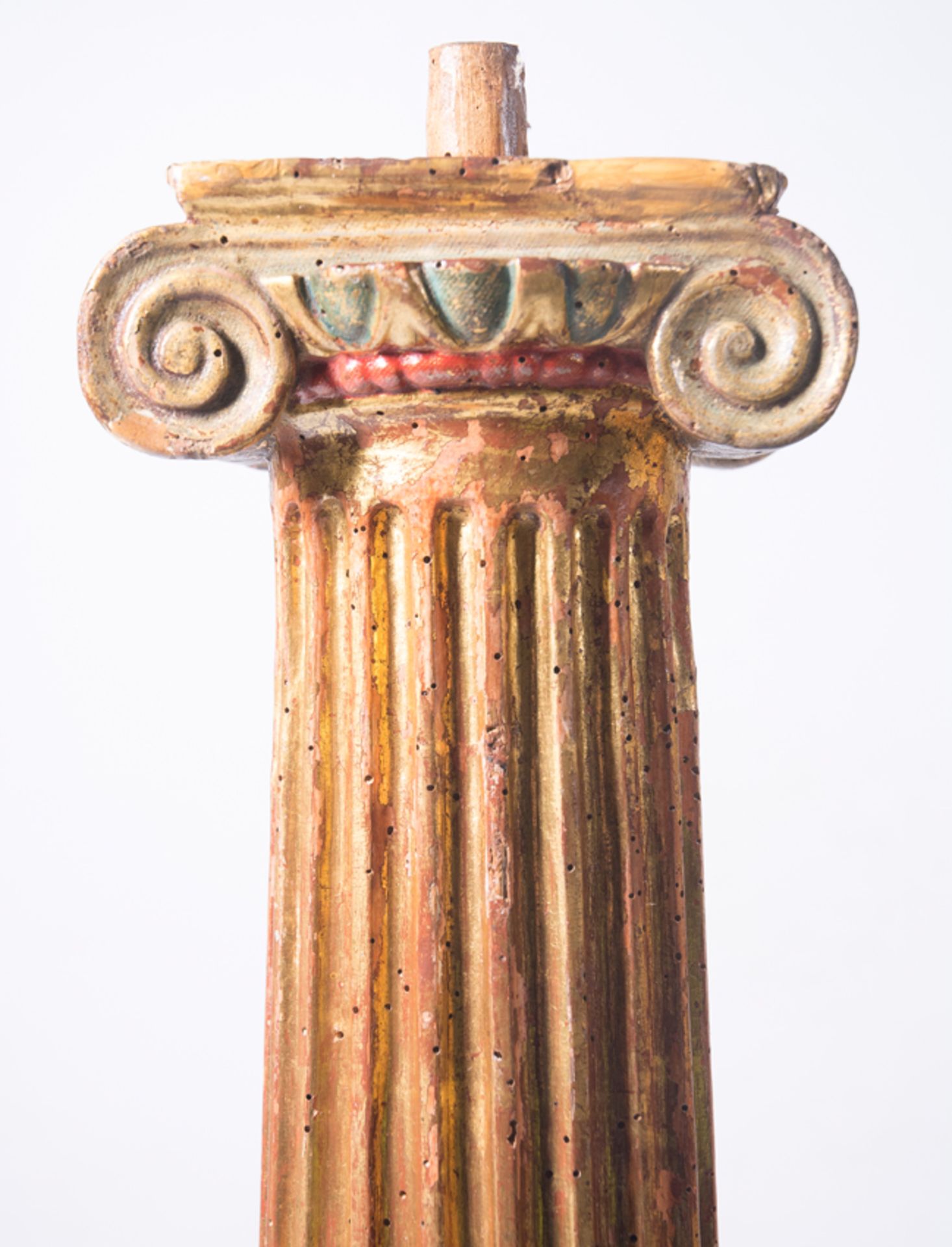 Pair of carved, gilded and polychromed wooden columns with human characters. Castilian School. Renai - Image 11 of 20