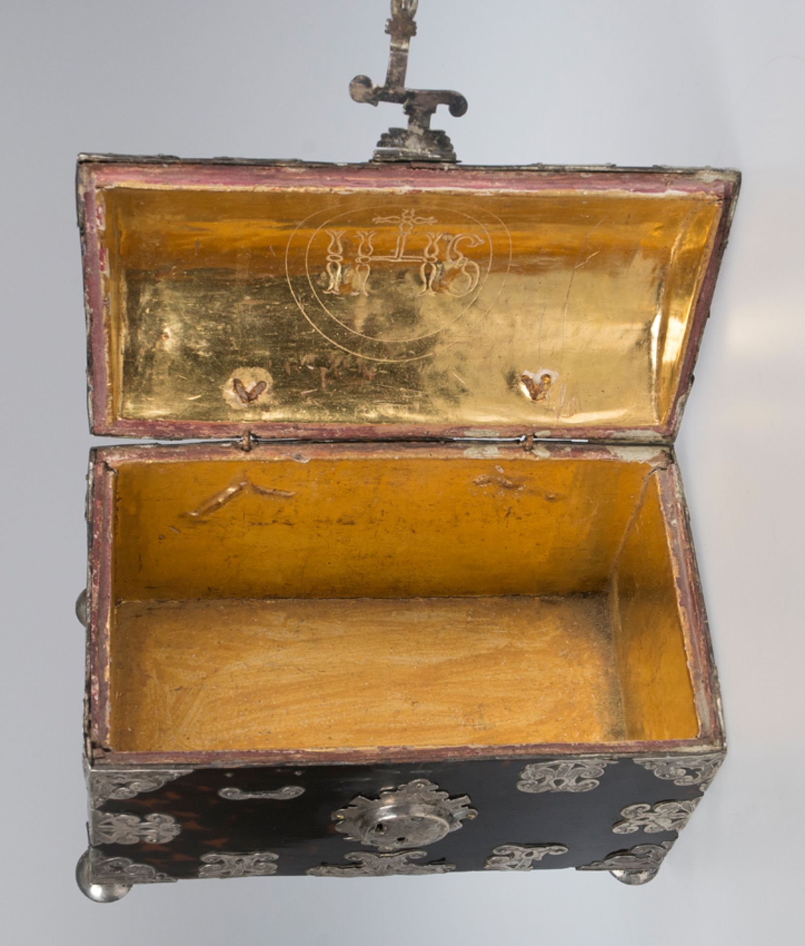 Imposing wooden box covered in tortoiseshell with silver applications.Colonial. Mexico.18th centu. - Image 8 of 10