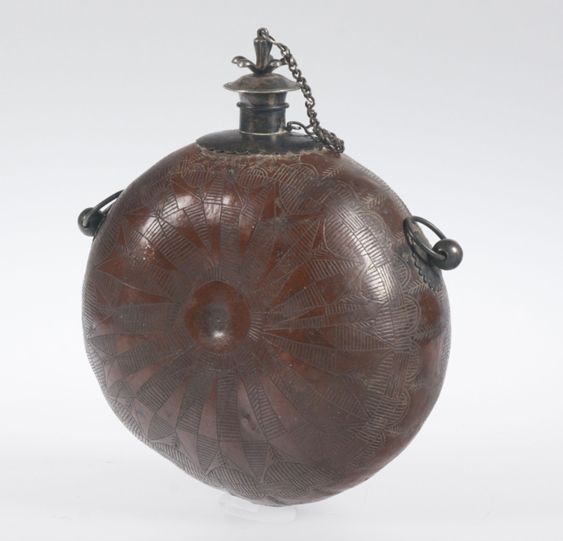 Canteen. Engraved gourd with silver applications. Colonial work. Mexico or Peru. 18th century. - Image 4 of 5