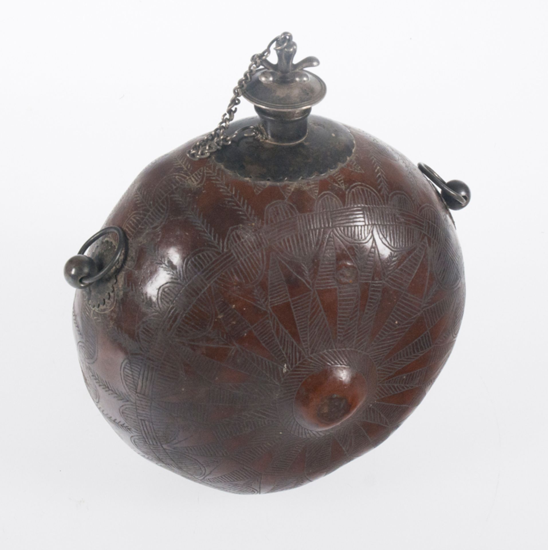 Canteen. Engraved gourd with silver applications. Colonial work. Mexico or Peru. 18th century. - Image 3 of 5