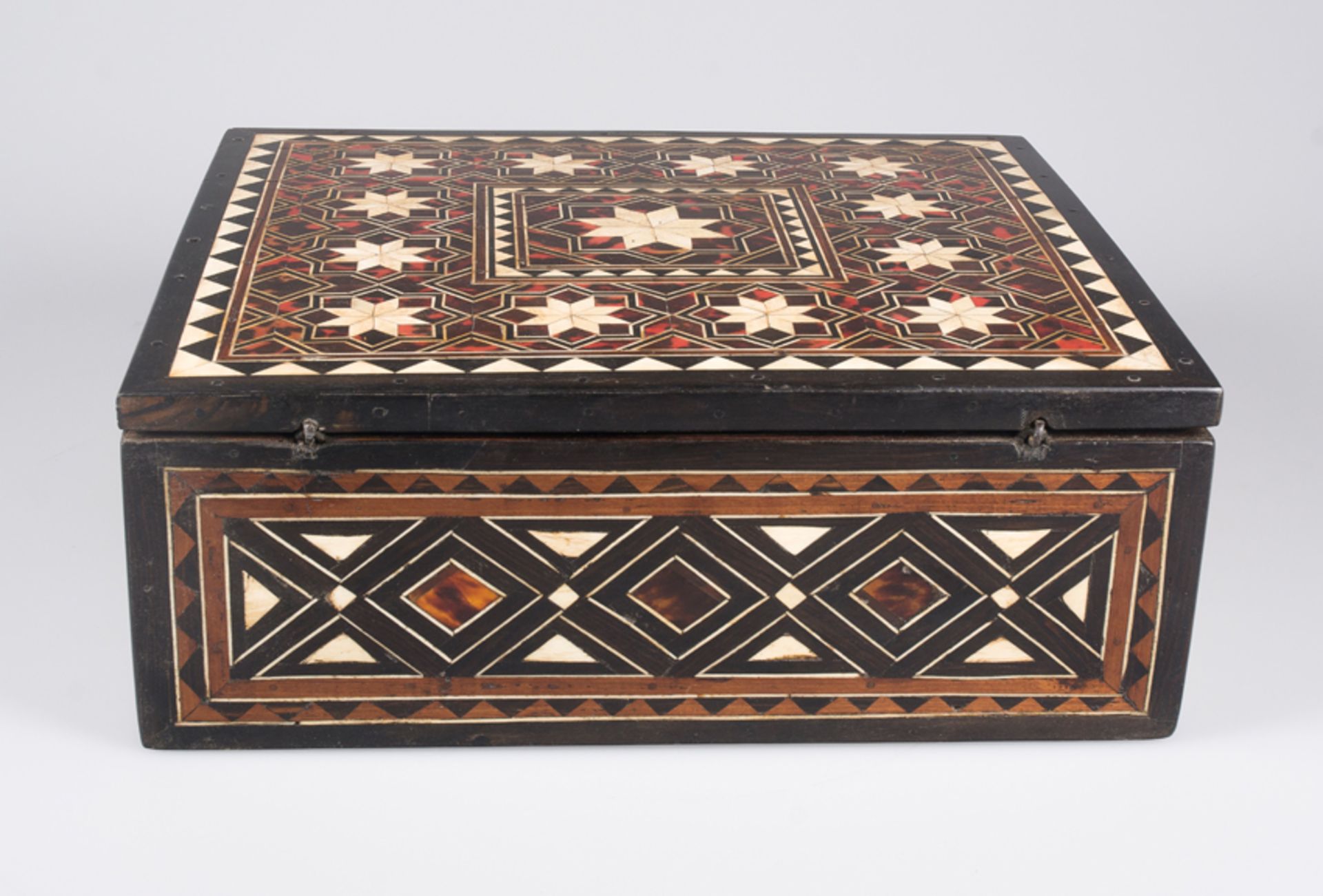 Cedarwood box covered in tortoiseshell, bone and ebony plaques. Colonial workshop. Mexico. 18th cen - Bild 8 aus 9