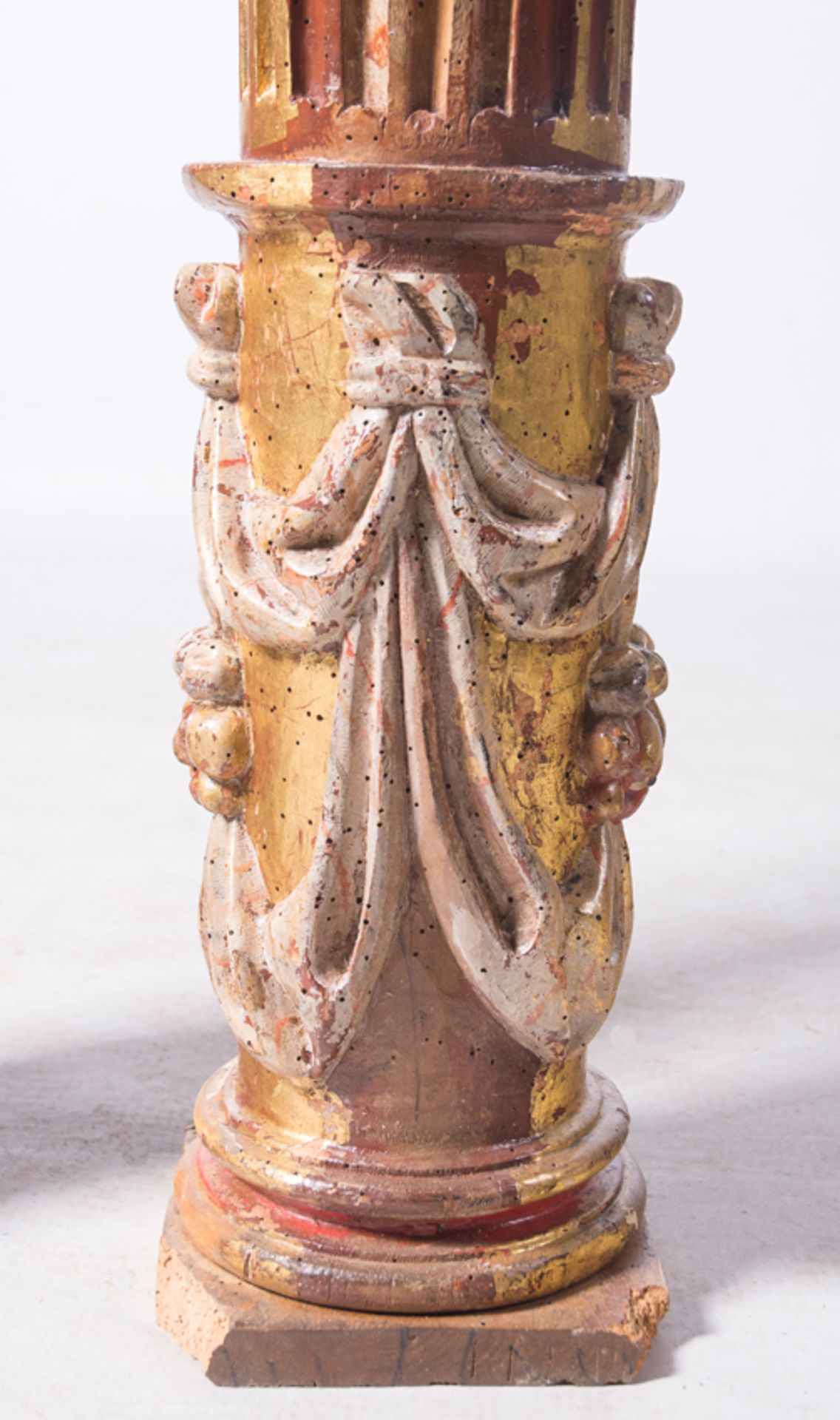 Pair of carved, gilded and polychromed wooden columns with human characters. Castilian School. Renai - Image 15 of 20