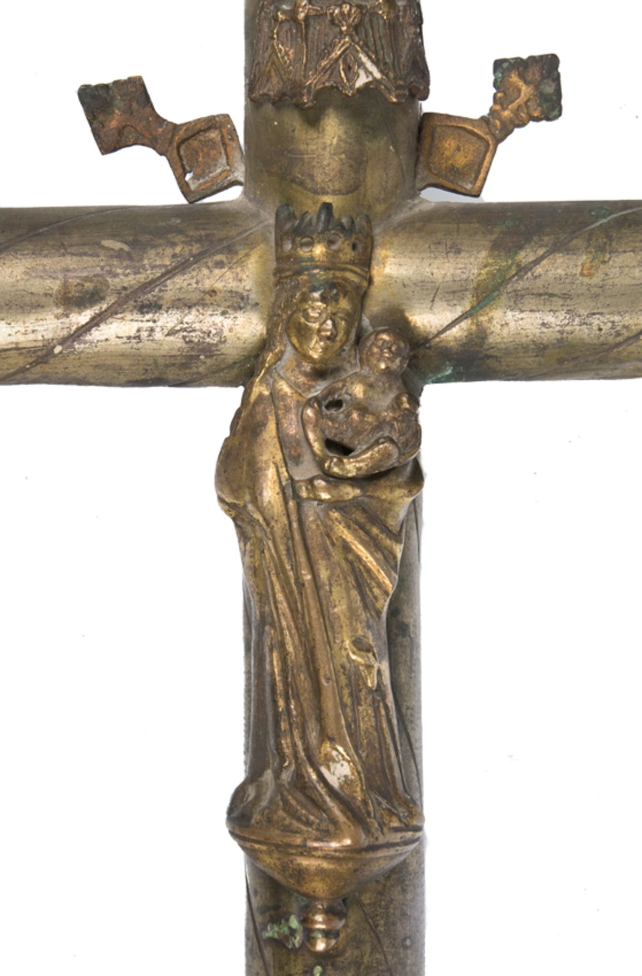 Gilded copper cross with figures and enamels affixed to it. Spain. Late Gothic. Circa 1500. - Image 2 of 11