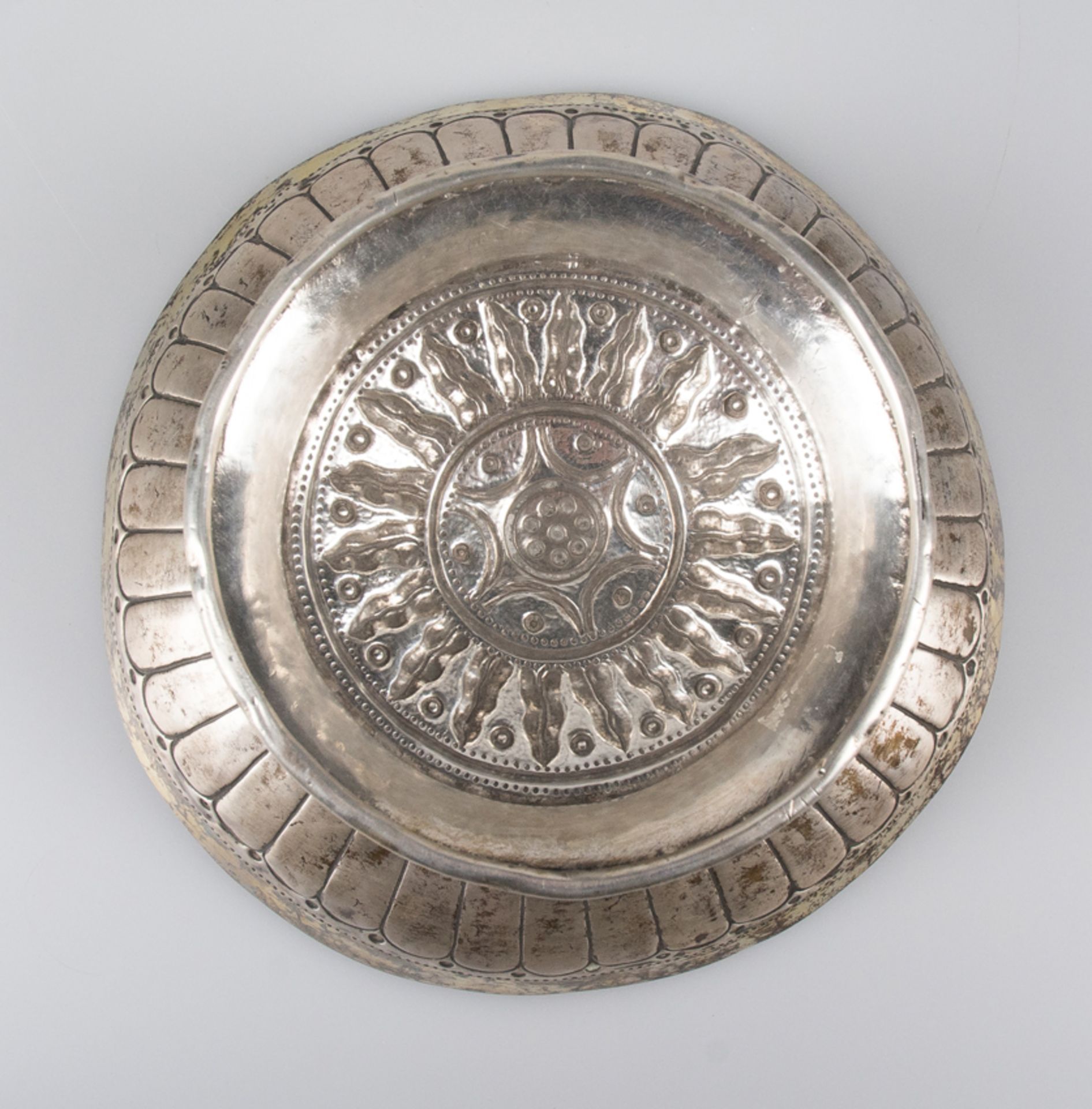 Embossed and chased silver tray with gilt residue. Possibly from Guatemala. 18th century. - Image 3 of 4