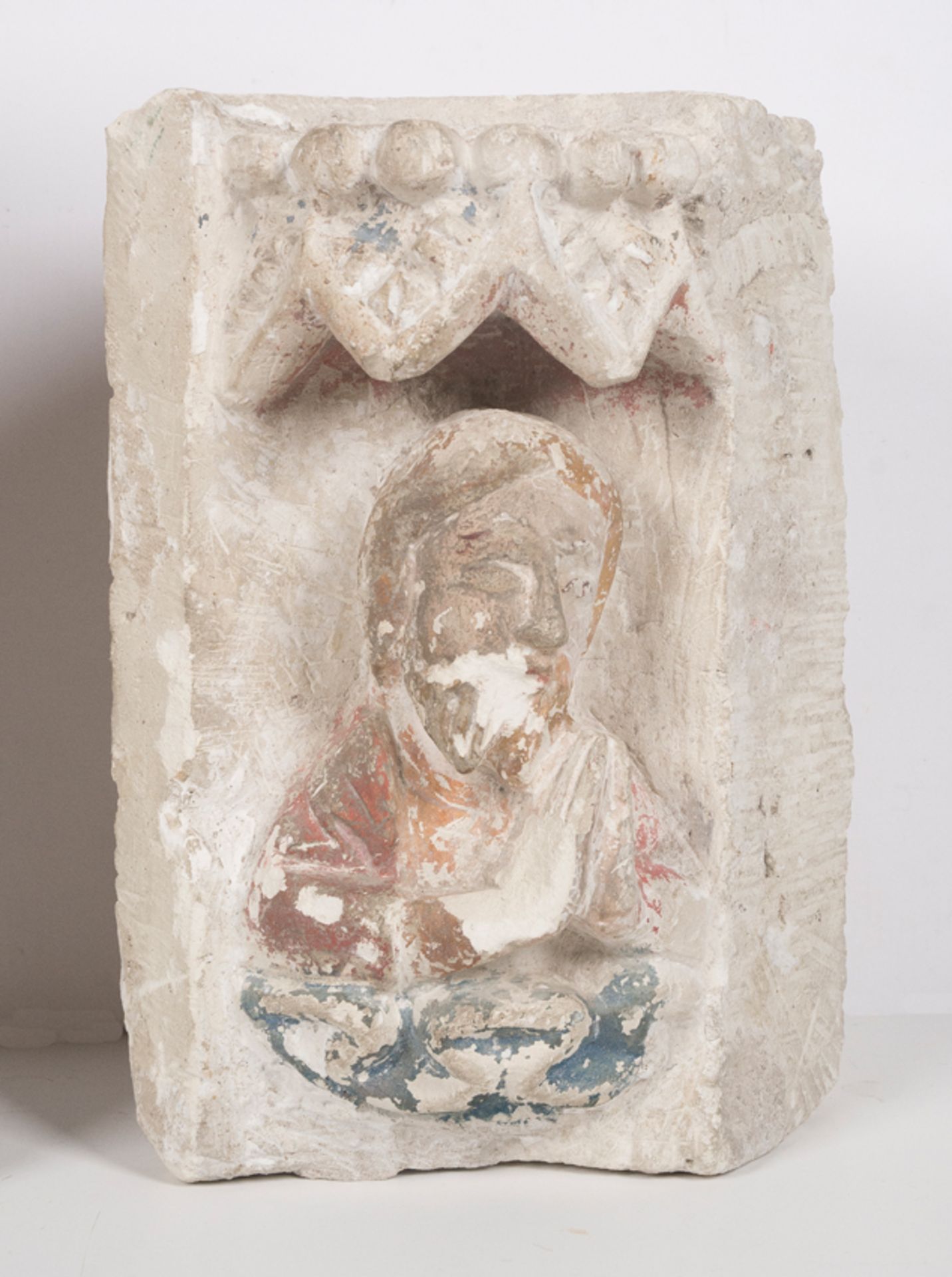 Set of for stone sculptures with polychrome residue. Romanesque. 13th century. - Bild 5 aus 8