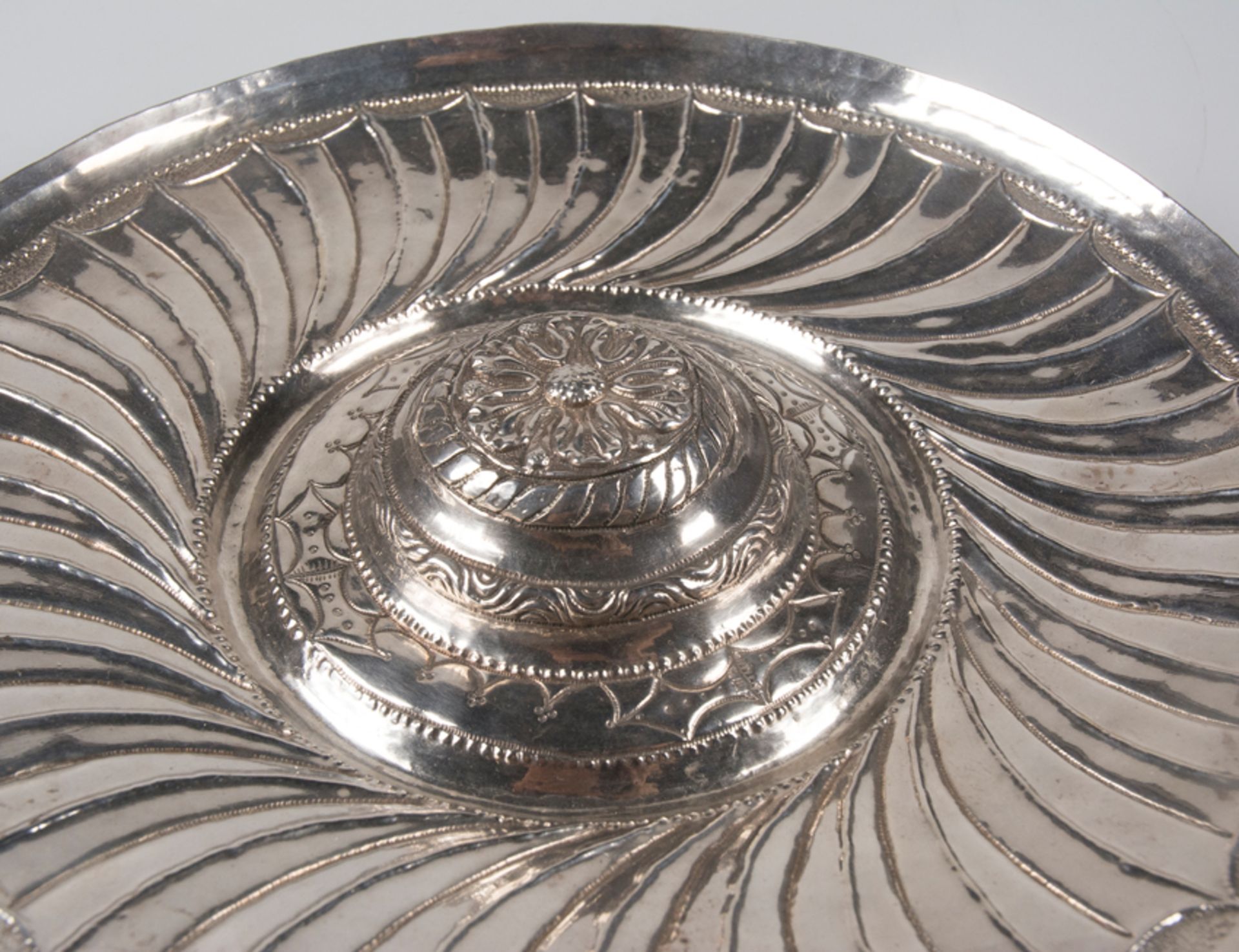 Embossed and chased Spanish silver tray. 16th century. - Bild 3 aus 4