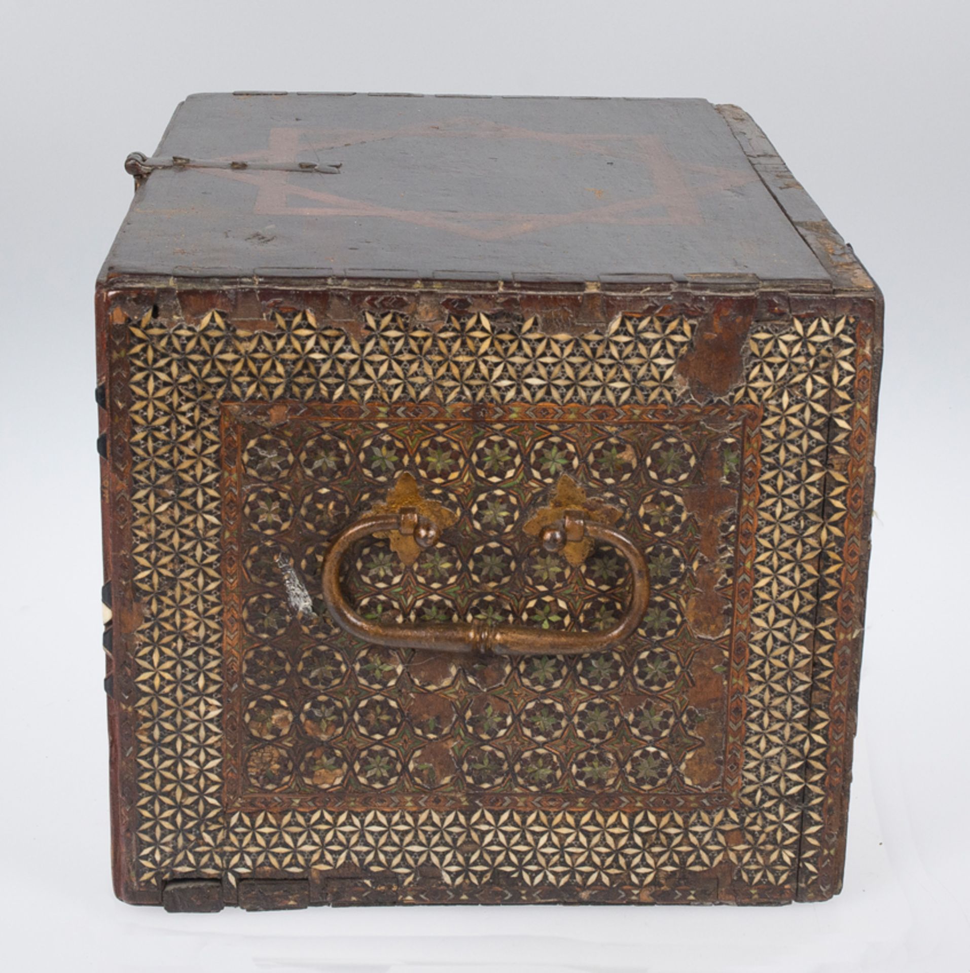 Imposing, wooden Nazarid chest with inlay in bone and contrasting woods. Early 16th century and end - Image 7 of 8