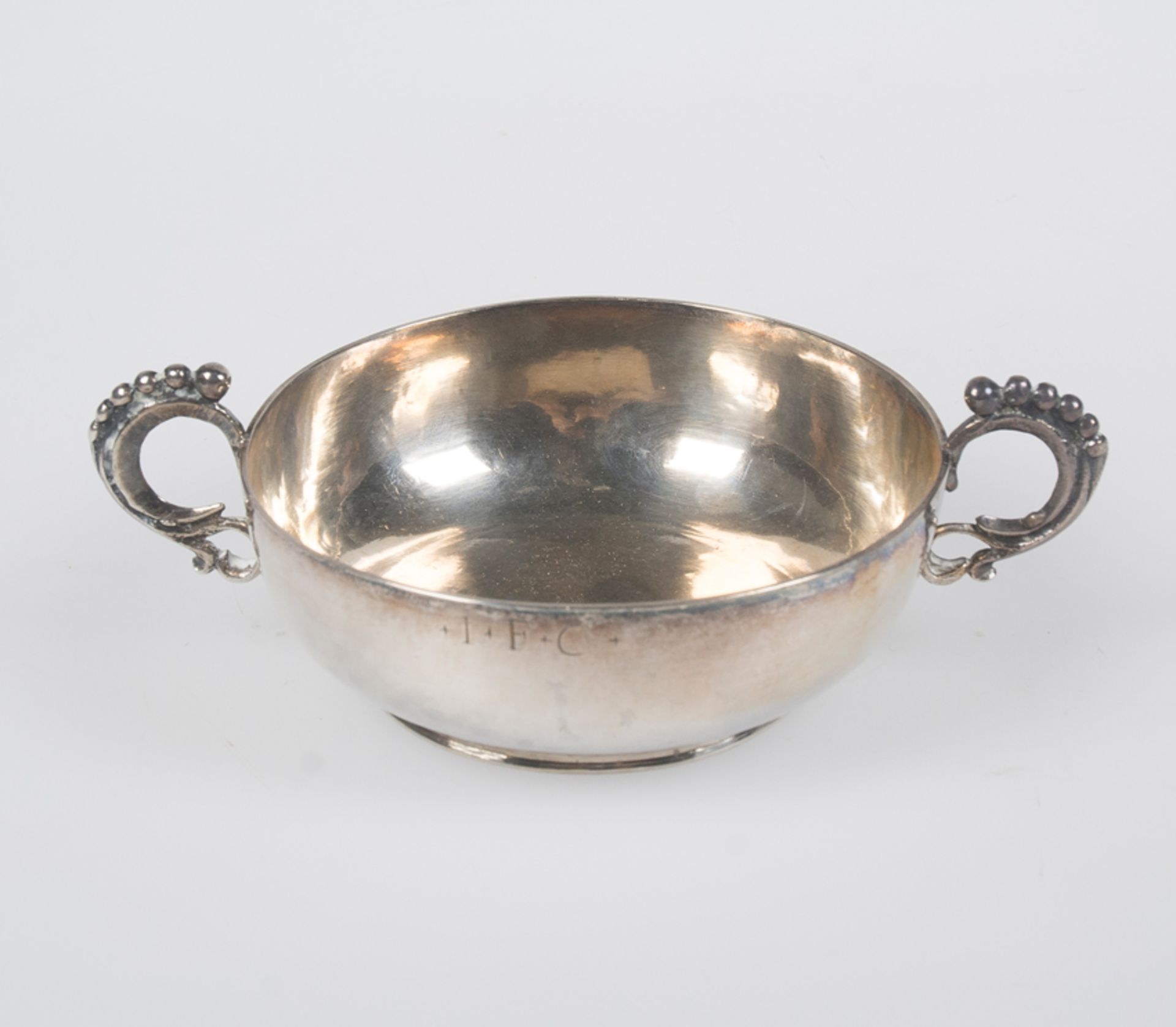 Marked Spanish silver wine tasting cup. Marked "P" and with two other illegible marks. 17th century - Image 2 of 6