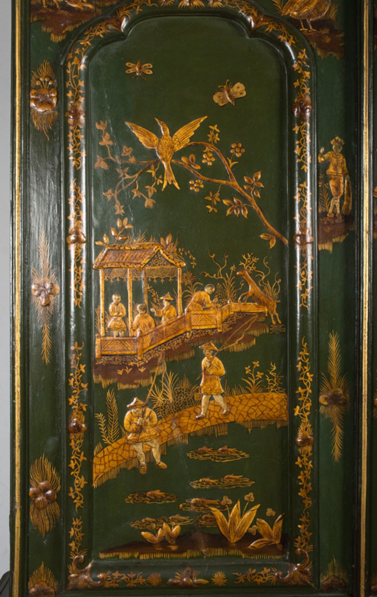 Carved, lacquered and gilded wooden cabinet with Chinese-style decoration England. 19th century. - Bild 6 aus 11