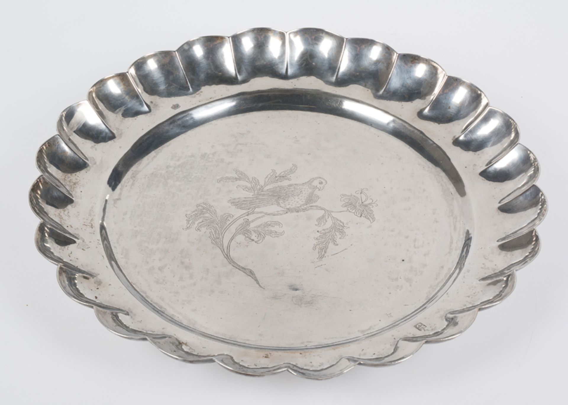 Large silver plate. Colonial work. Possibly Guatemala or Leon, Nicaragua. 18th century. - Bild 2 aus 6