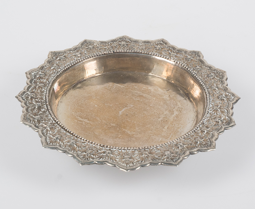 Embossed silver serving tray. Possibly China. 19th - 20th century. - Image 4 of 10