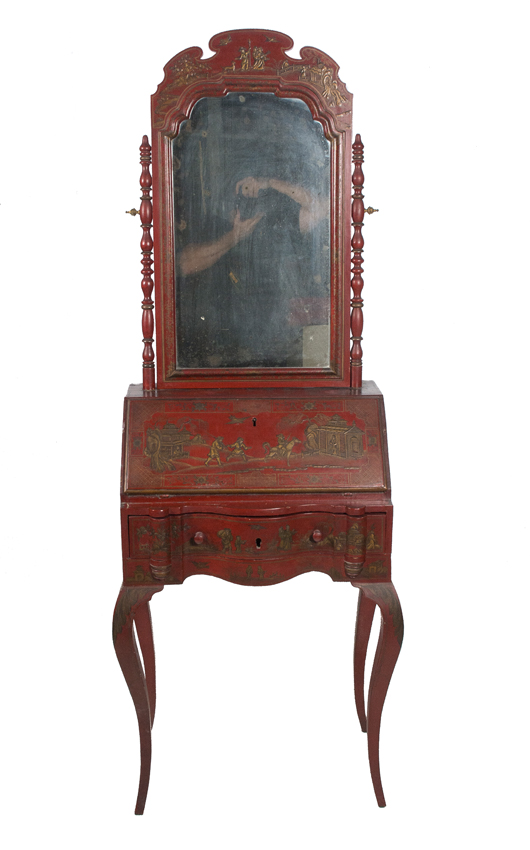 Lacquered wooden lady’s desk with chinoiserie decoration. Early 20th century.
