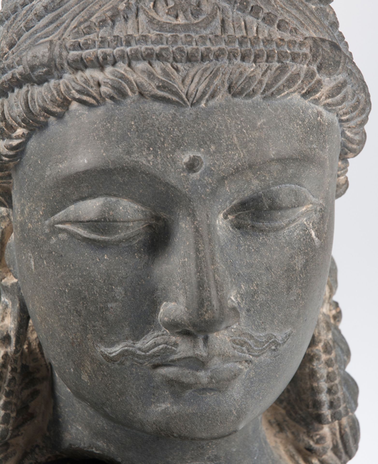 "Bodhisattva". Head in sculpted schist. Gandarha. India. - Image 3 of 7