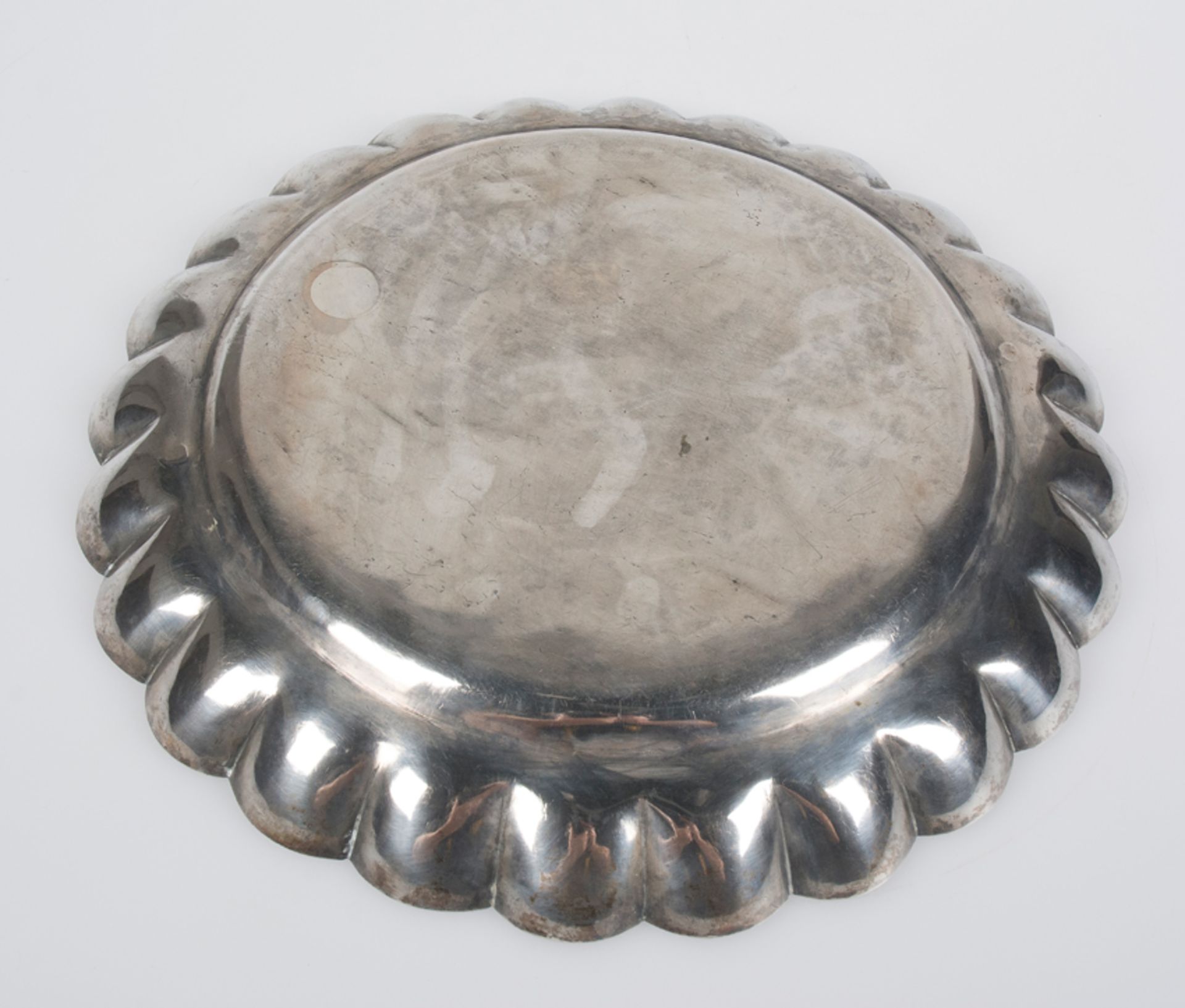 Large silver plate. Colonial work. Possibly Guatemala or Leon, Nicaragua. 18th century. - Bild 4 aus 6