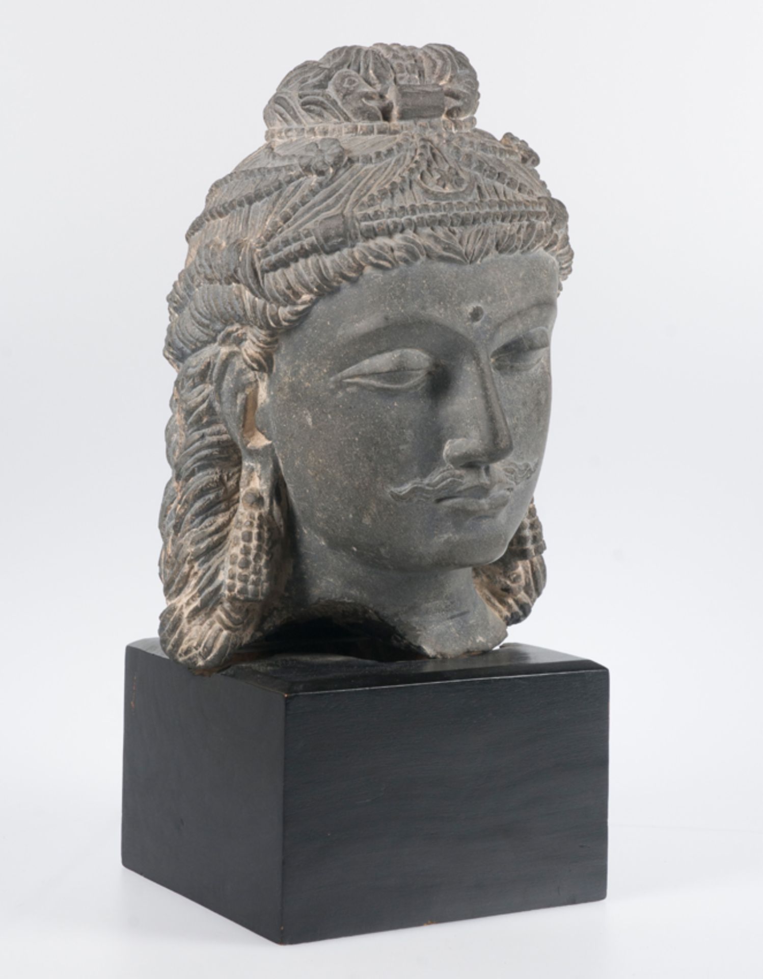 "Bodhisattva". Head in sculpted schist. Gandarha. India. - Image 2 of 7