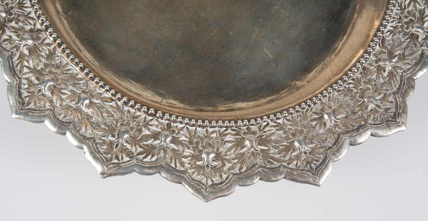 Embossed silver serving tray. Possibly China. 19th - 20th century. - Image 5 of 10
