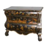 Carved, lacquered and gilded chest of drawers with Chinese-style decoration. England. 18th - 19th ce