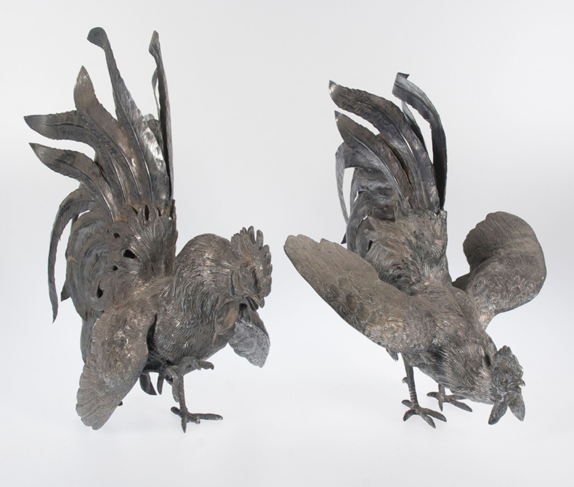 Pair of large embossed and chased silver roosters. Colonial work.Possibly Peru. 19th century - Bild 2 aus 8