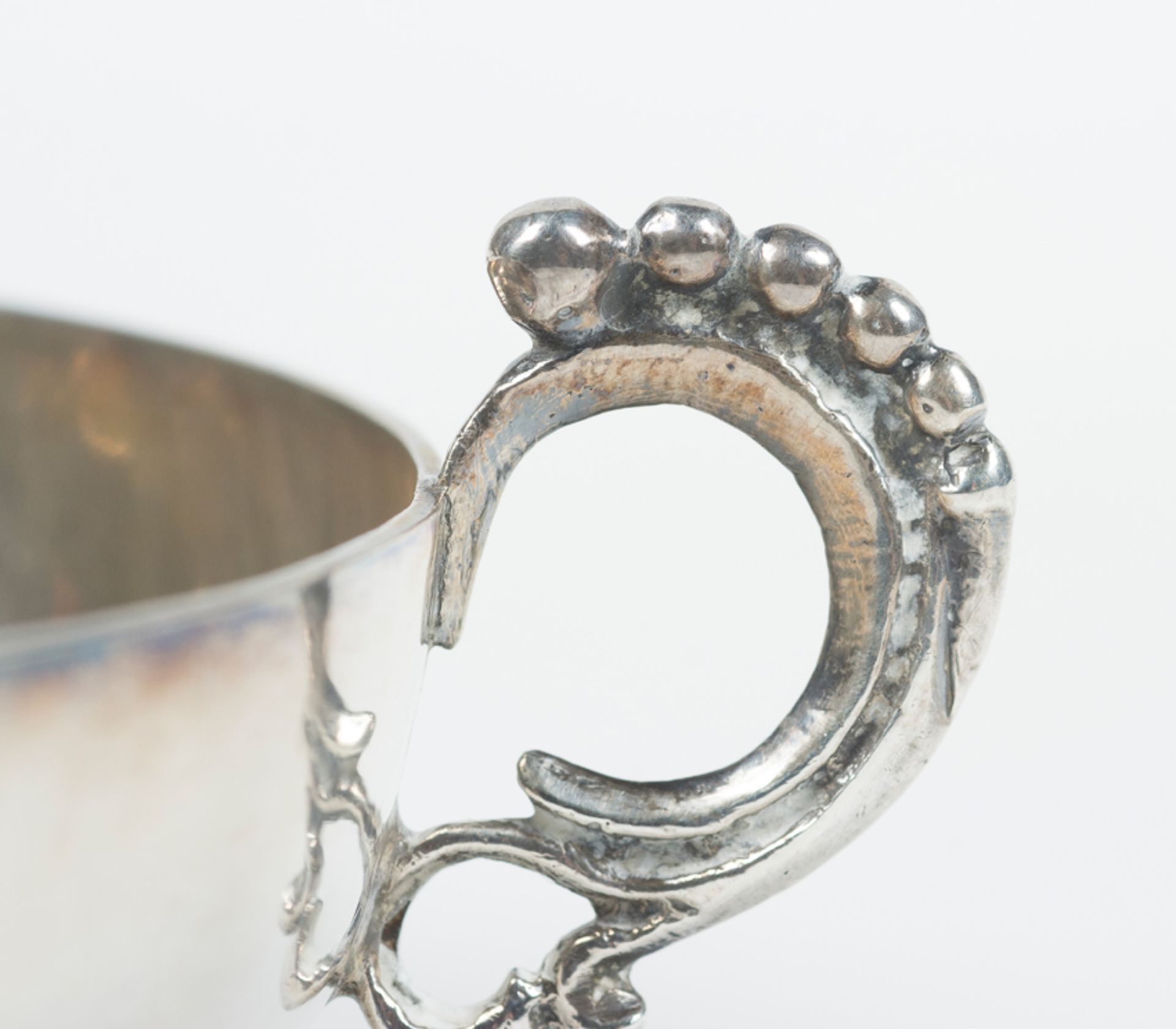 Marked Spanish silver wine tasting cup. Marked "P" and with two other illegible marks. 17th century - Image 4 of 6