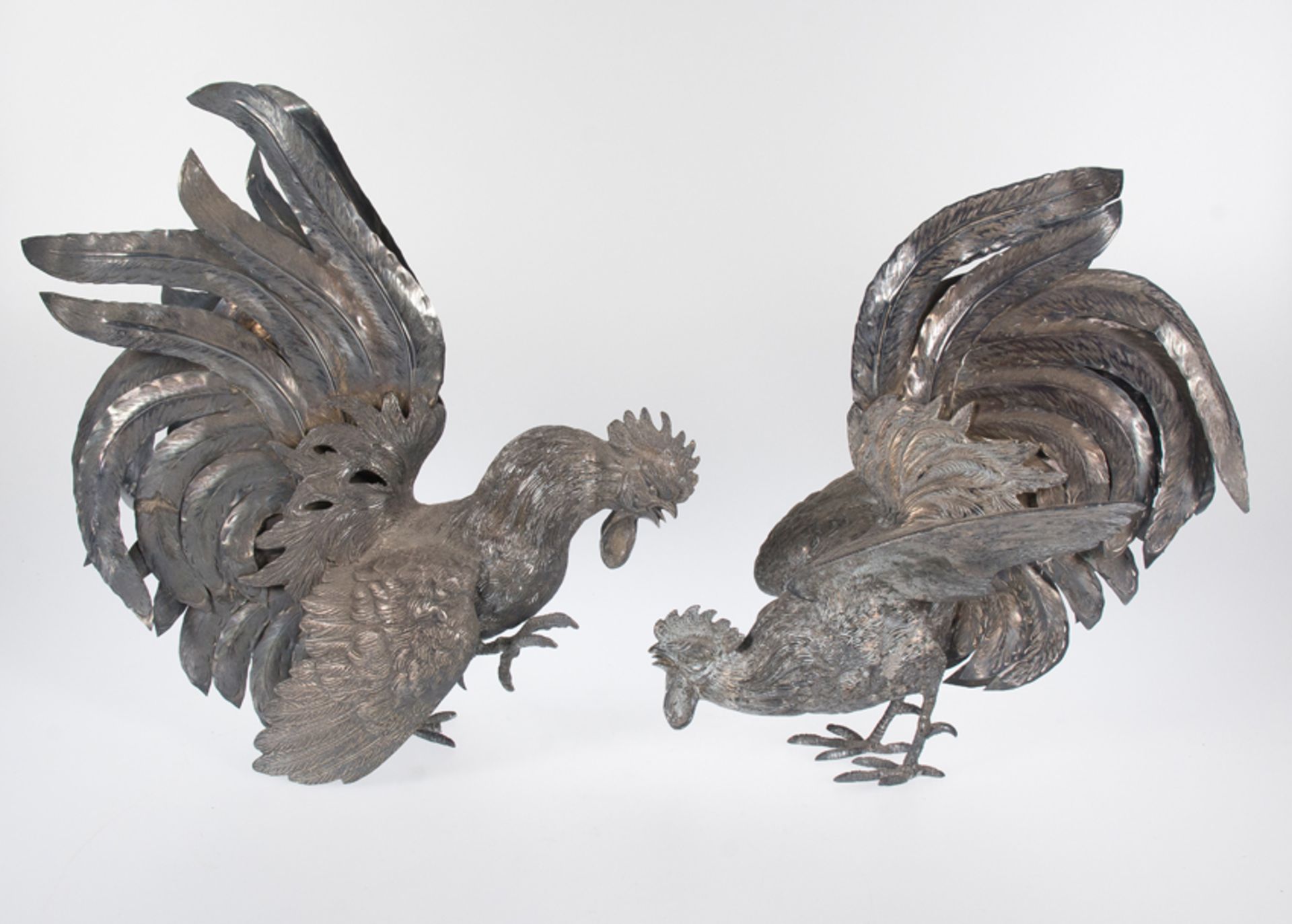 Pair of large embossed and chased silver roosters. Colonial work.Possibly Peru. 19th century - Bild 3 aus 8