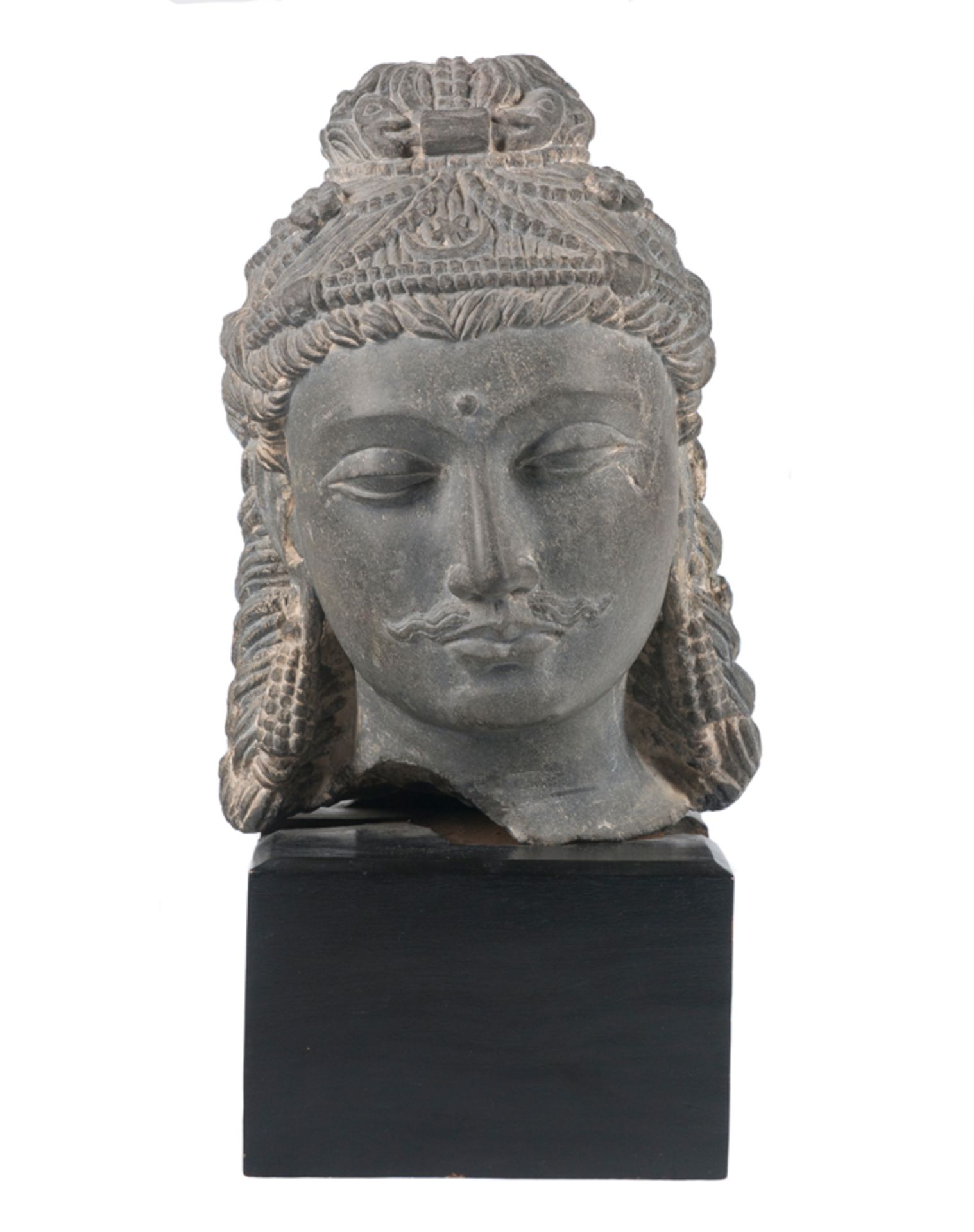 "Bodhisattva". Head in sculpted schist. Gandarha. India.