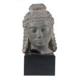 "Bodhisattva". Head in sculpted schist. Gandarha. India.