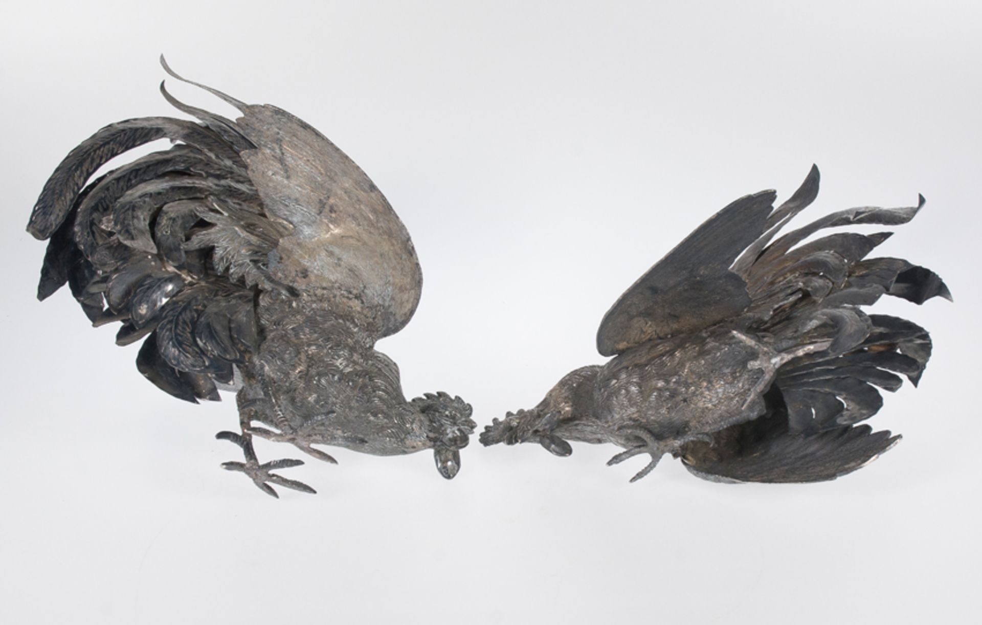 Pair of large embossed and chased silver roosters. Colonial work.Possibly Peru. 19th century - Bild 7 aus 8