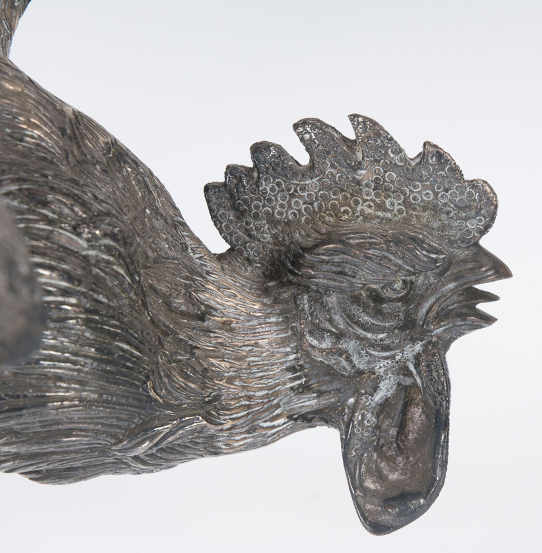 Pair of large embossed and chased silver roosters. Colonial work.Possibly Peru. 19th century - Bild 6 aus 8