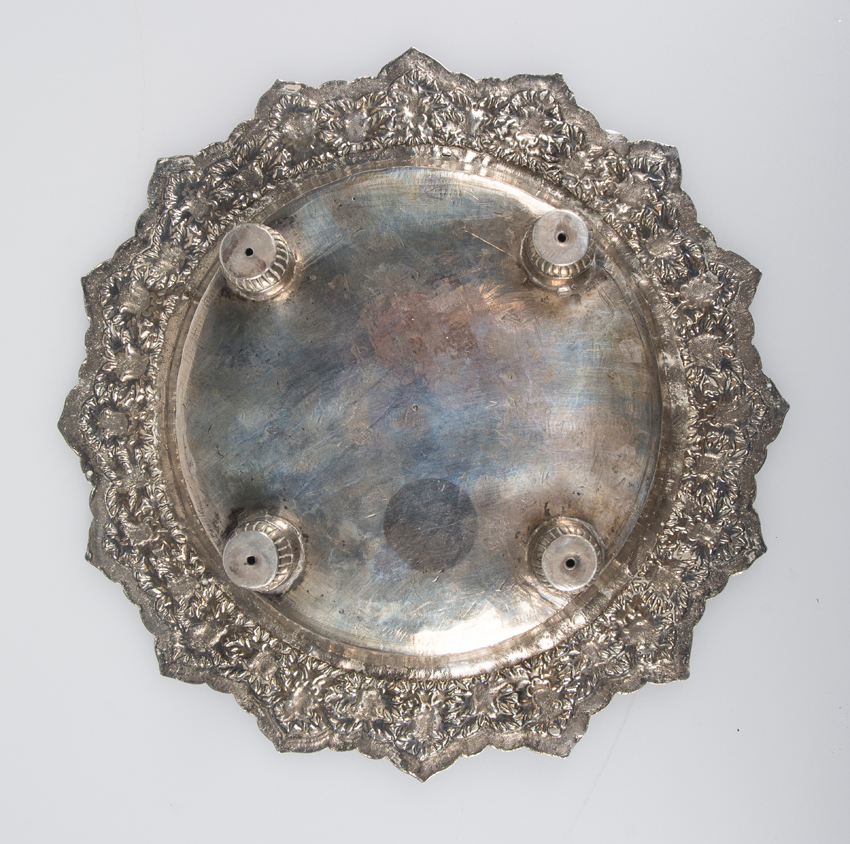 Embossed silver serving tray. Possibly China. 19th - 20th century. - Image 7 of 10