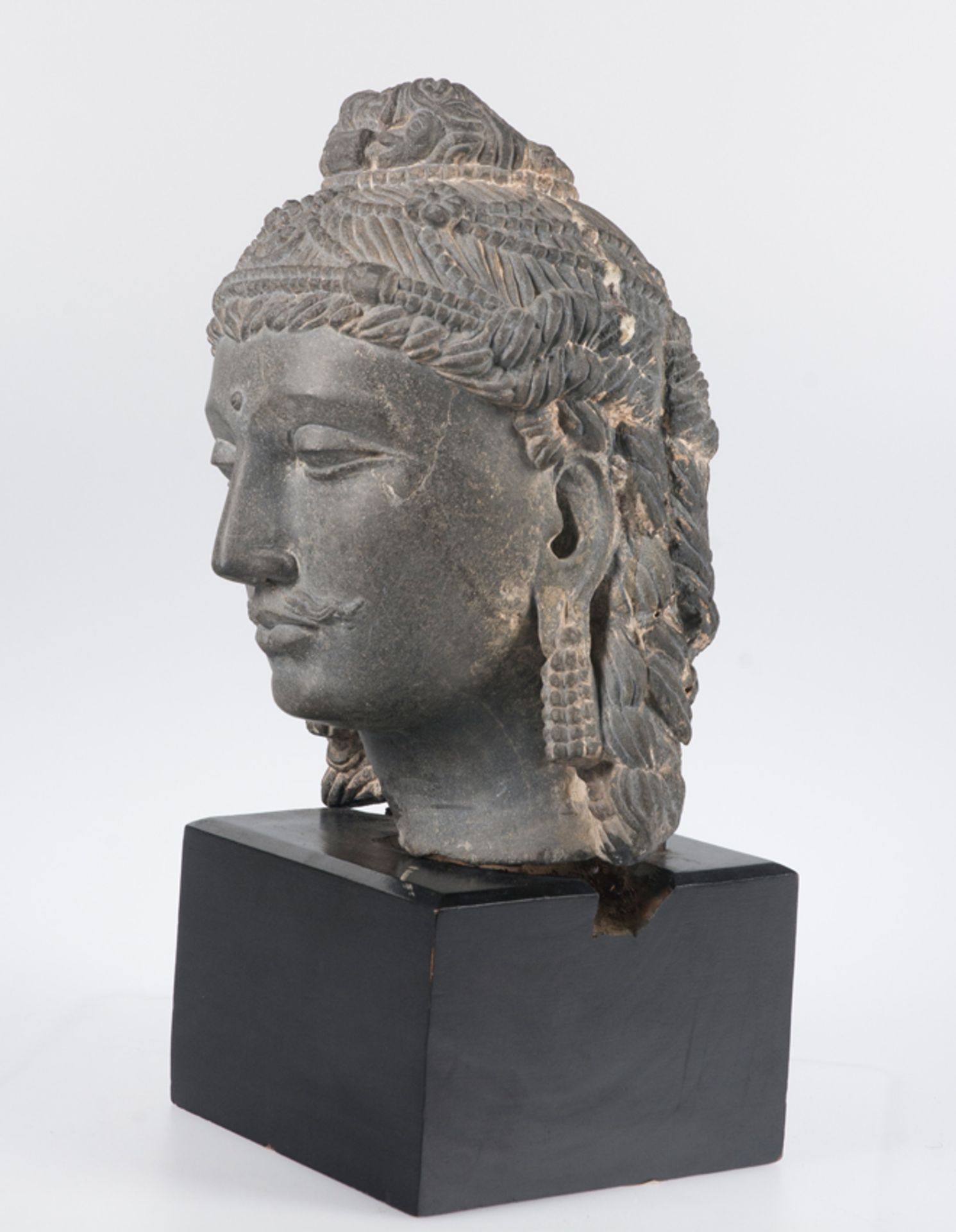 "Bodhisattva". Head in sculpted schist. Gandarha. India. - Image 5 of 7