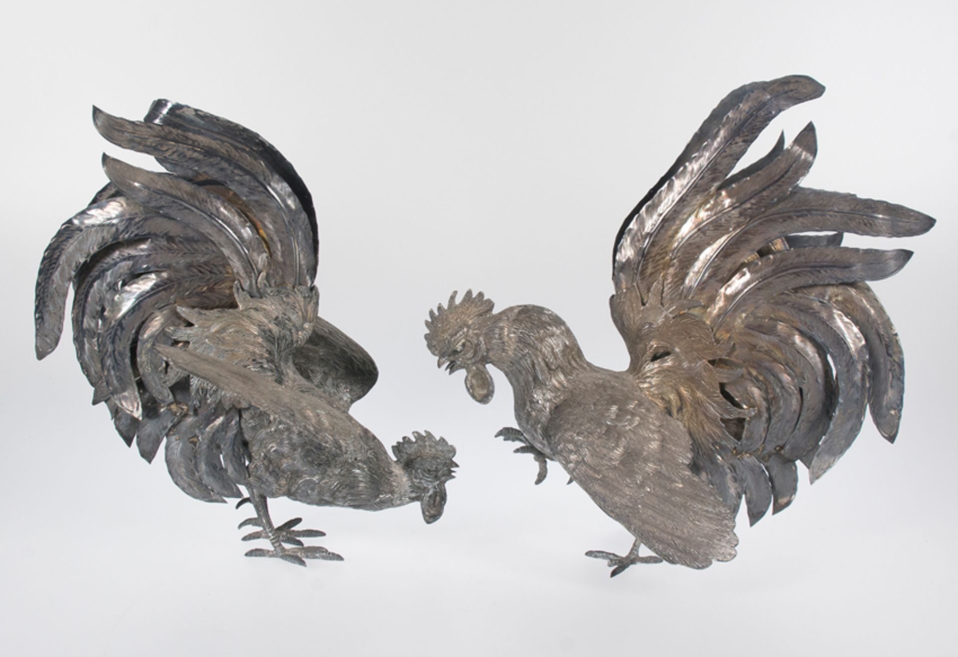 Pair of large embossed and chased silver roosters. Colonial work.Possibly Peru. 19th century - Bild 4 aus 8