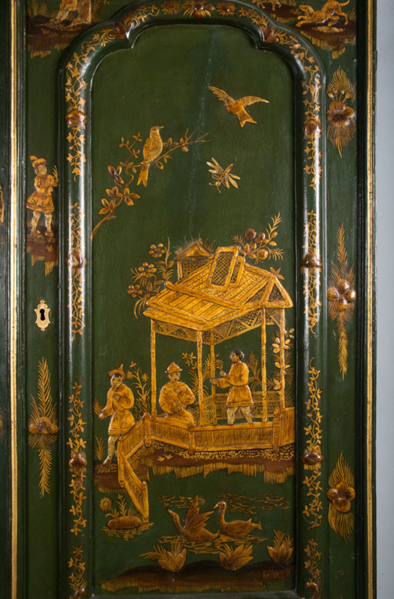 Carved, lacquered and gilded wooden cabinet with Chinese-style decoration England. 19th century. - Bild 7 aus 11