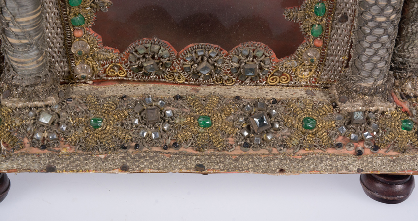 Pair of reliquaries made of gold and silver thread with coloured crystals. Italian school. Probably - Image 11 of 18