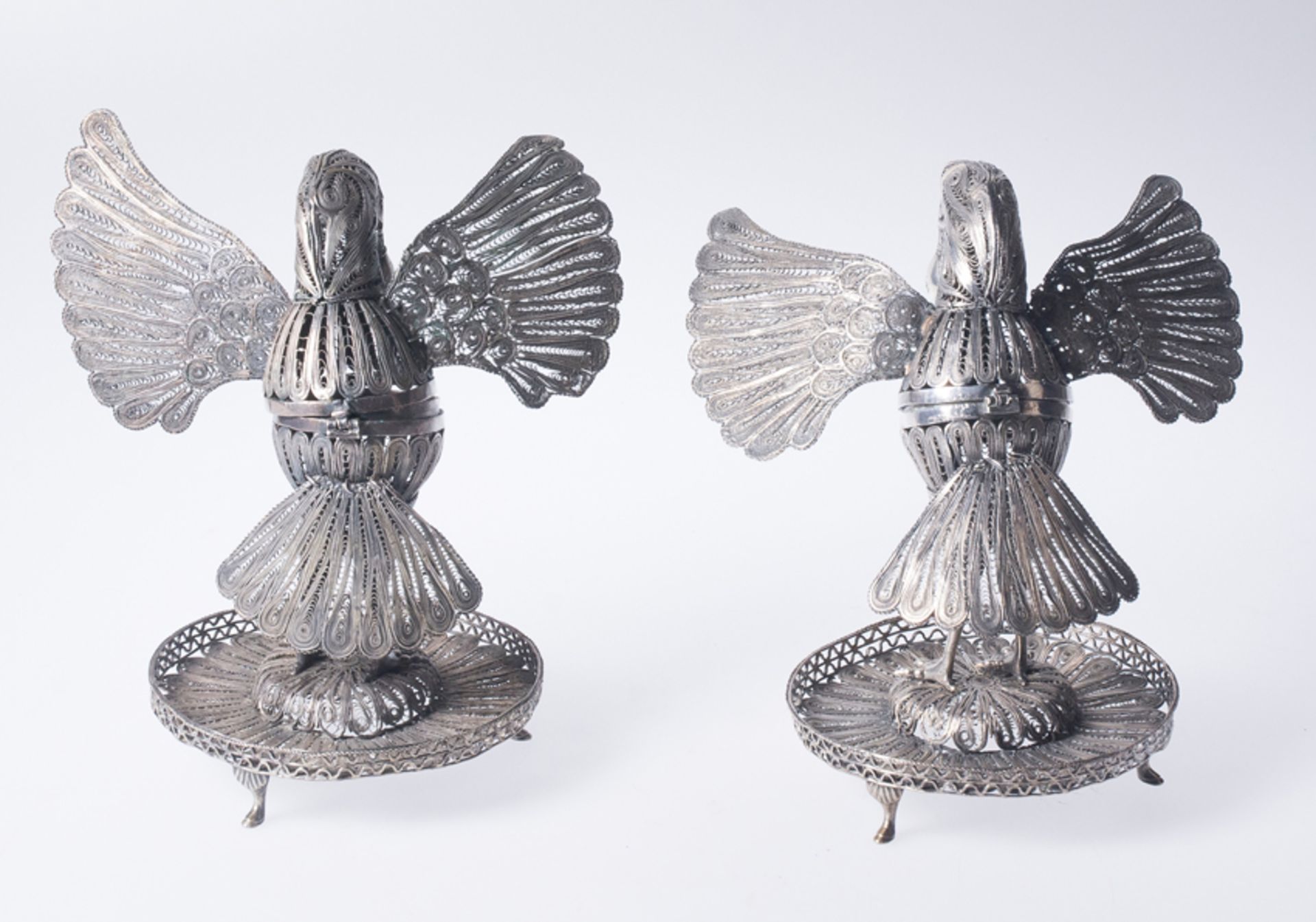 Pair of turkey-shaped incense burners in silver filigree, and fretworked and chased cast silver. Co - Image 4 of 10