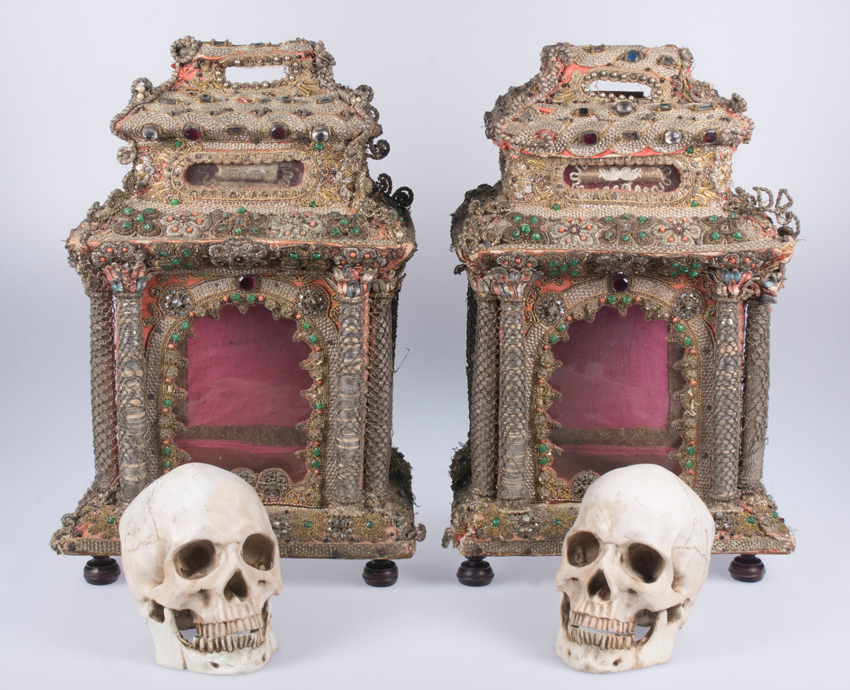 Pair of reliquaries made of gold and silver thread with coloured crystals. Italian school. Probably - Image 4 of 18