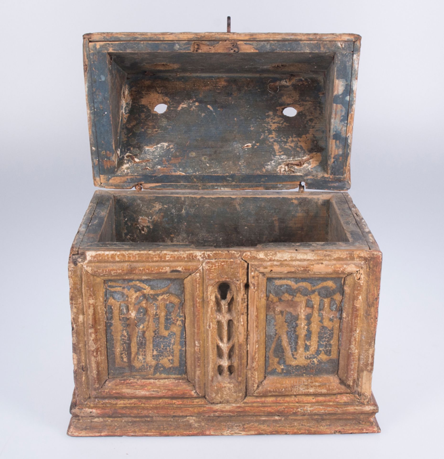 Carved, gilded and polychromed chest. Circa 1300. - Bild 6 aus 6