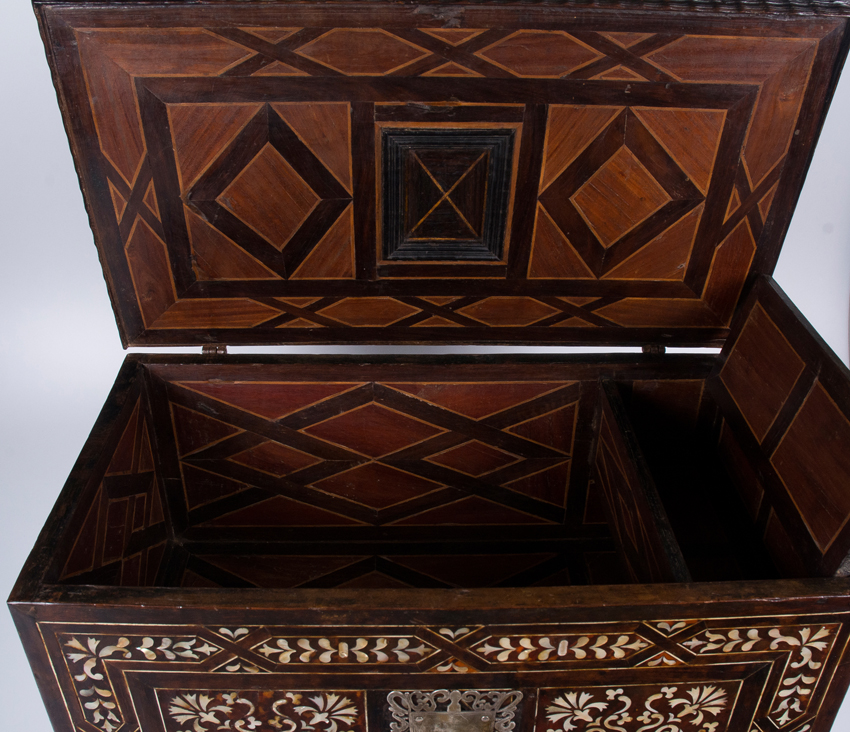 Trunk "enconchado" (encrusted) with tortoiseshell and mother of pearl. Iron fittings. Viceroyalty w - Image 6 of 10