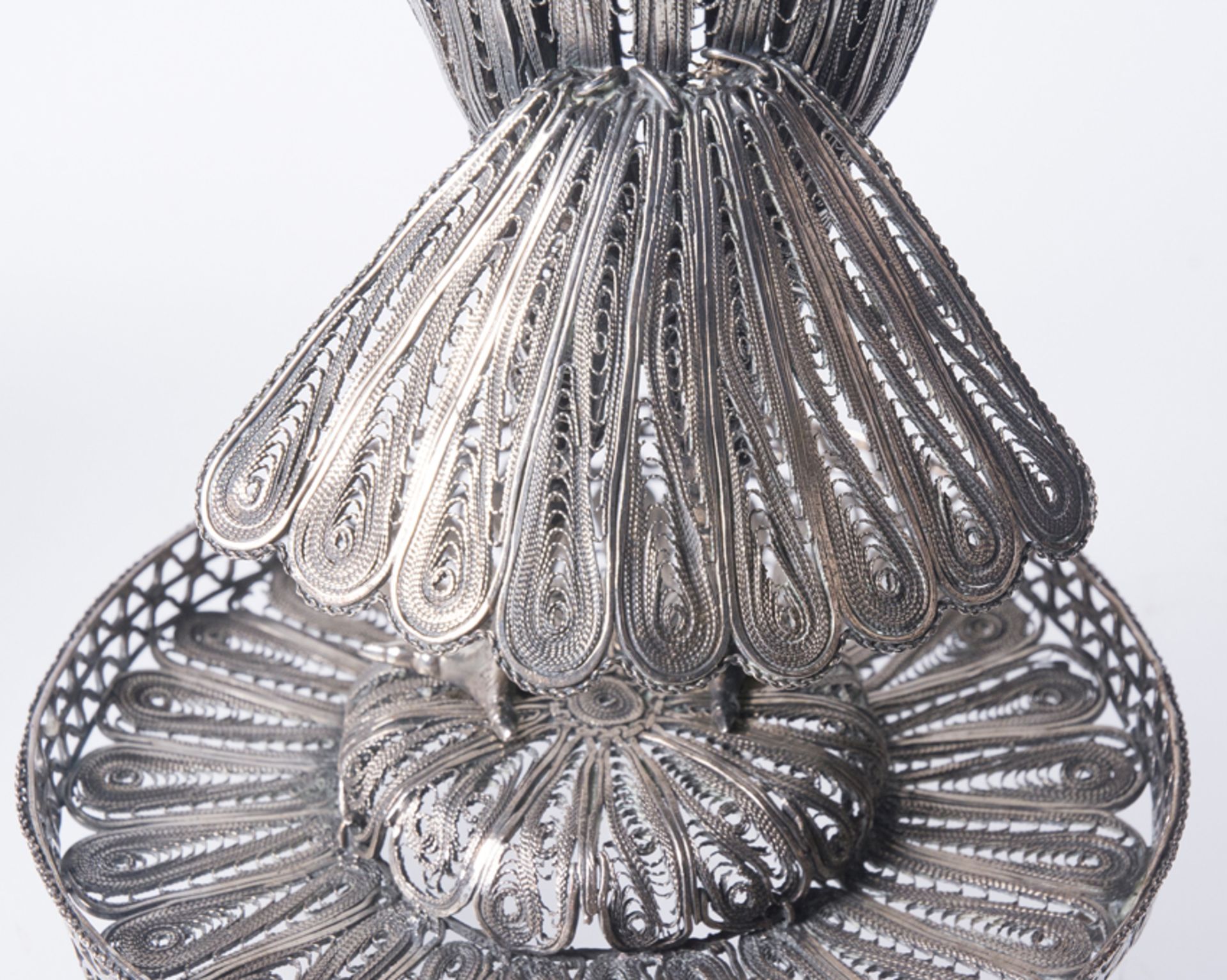 Pair of turkey-shaped incense burners in silver filigree, and fretworked and chased cast silver. Co - Image 10 of 10