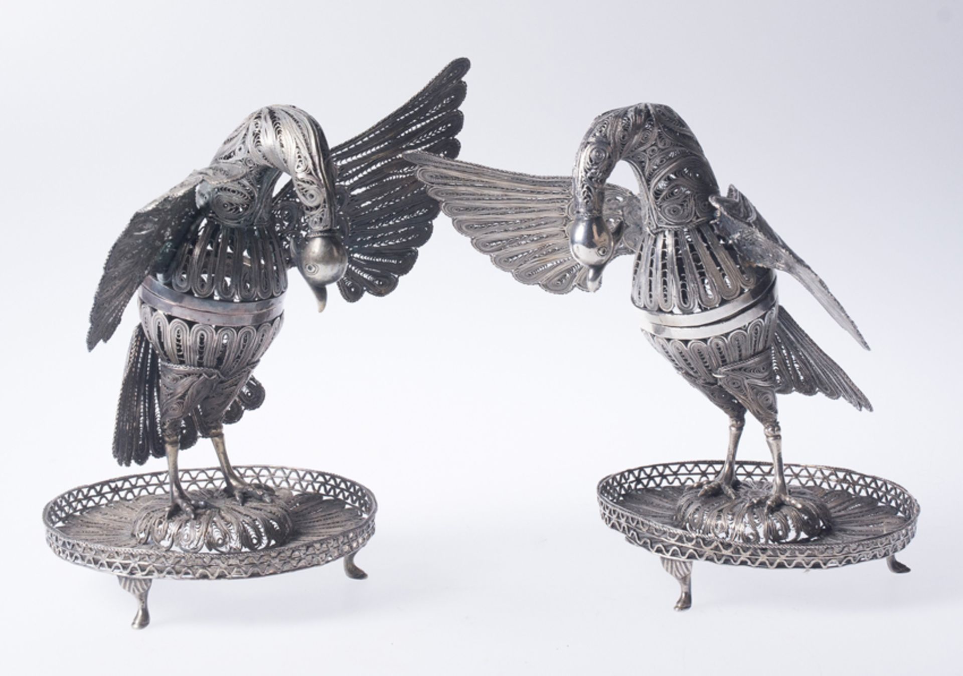 Pair of turkey-shaped incense burners in silver filigree, and fretworked and chased cast silver. Co - Image 3 of 10