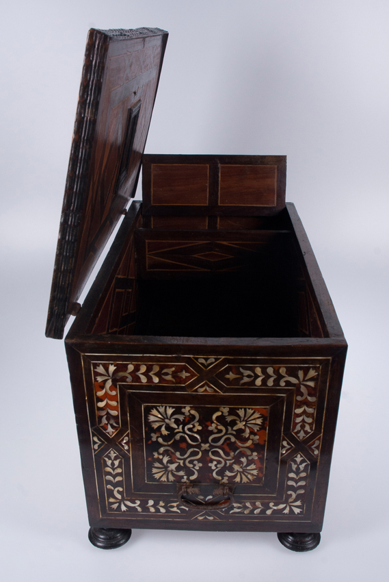 Trunk "enconchado" (encrusted) with tortoiseshell and mother of pearl. Iron fittings. Viceroyalty w - Image 7 of 10