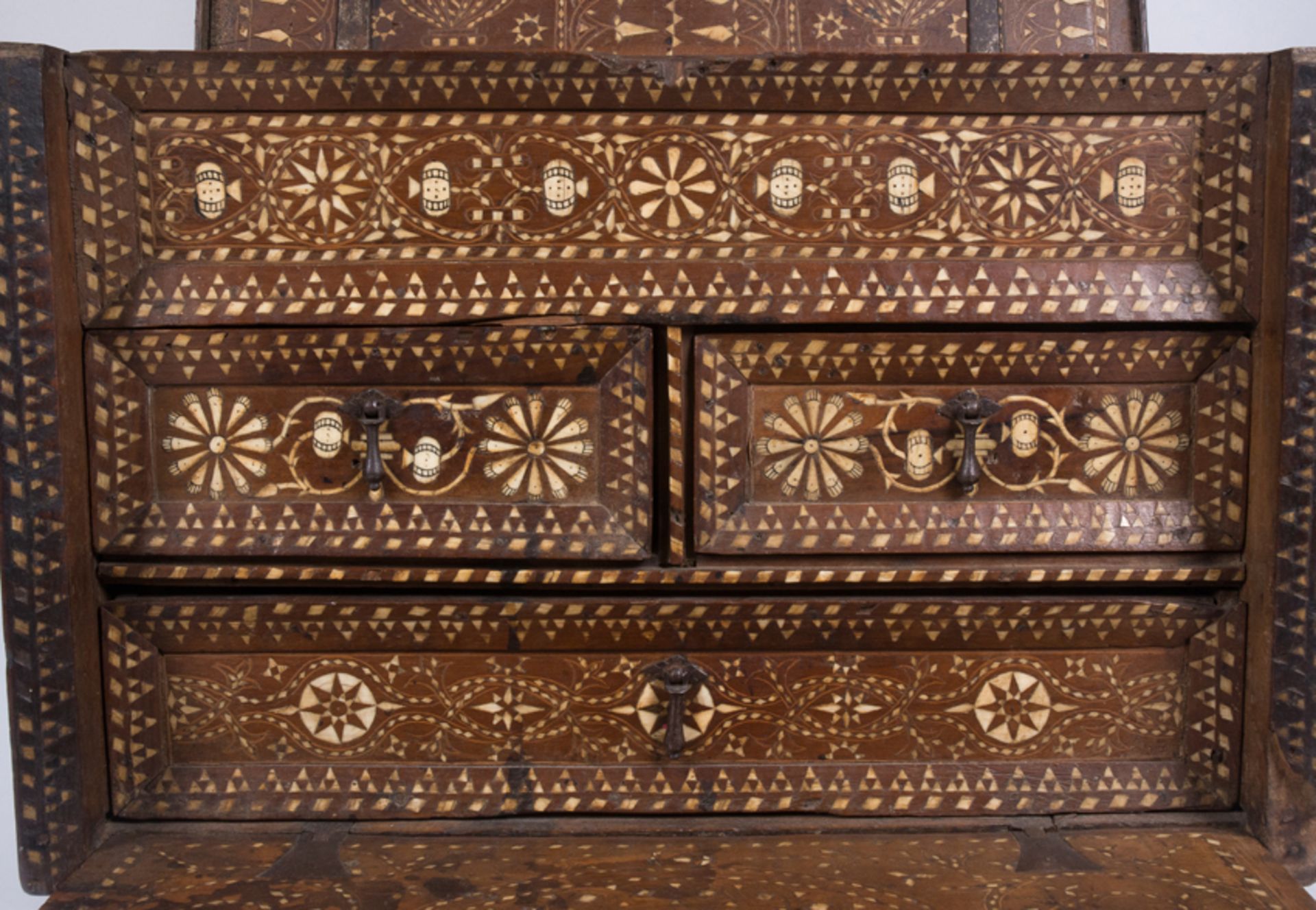 Walnut desk with bone inlay. Made in Teruel, Aragon. Torrellas. 16th century. - Bild 5 aus 10